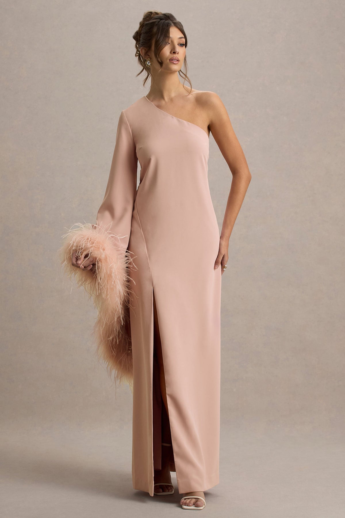 Armina | Blassrosa One-Shoulder Maxi-Kleid mit Federbesatz