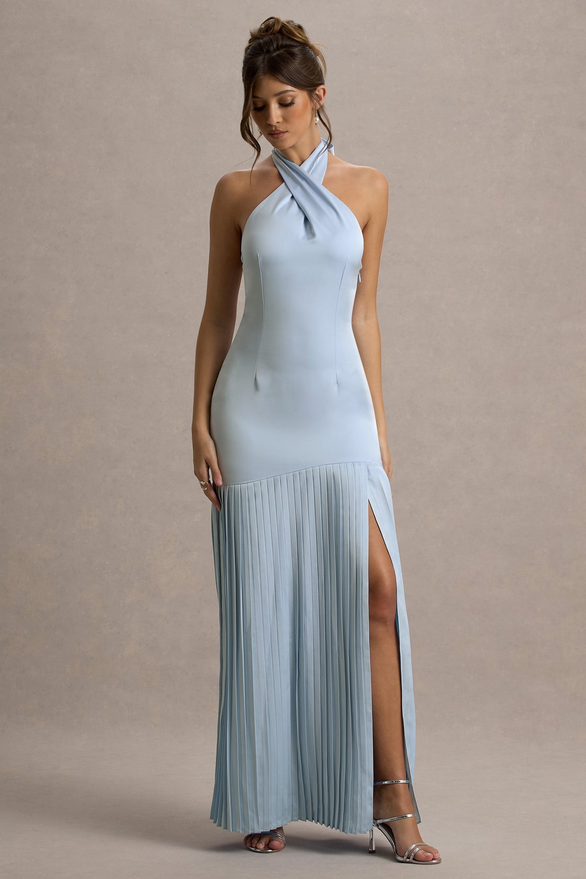 Sansa | Puderblaues Satinkleid mit überkreuztem Neckholder und plissiertem Maxi-Rock.