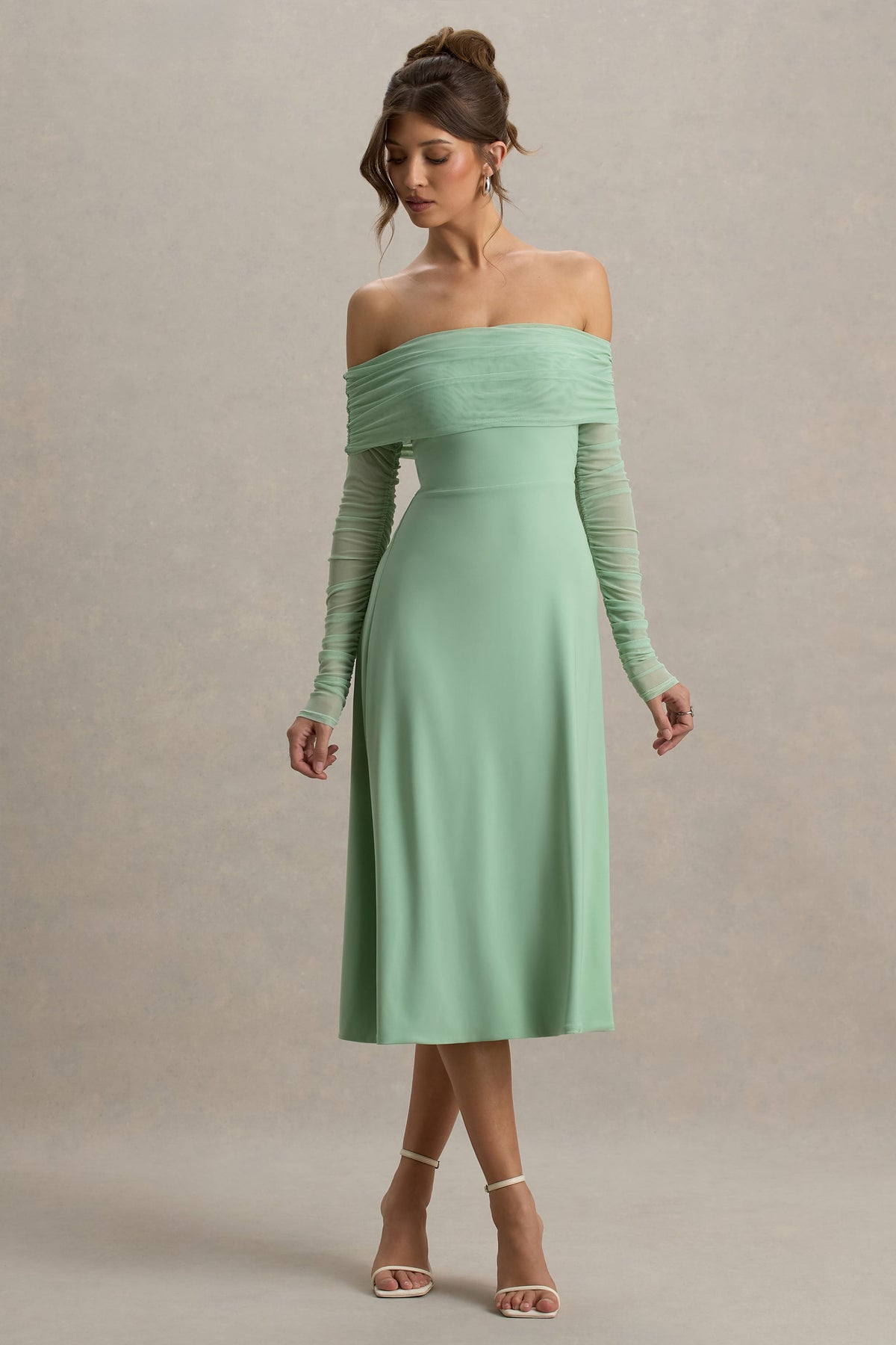 Flatter Me | Hellgrünes Bardot-Midikleid mit Mesh-Ärmeln