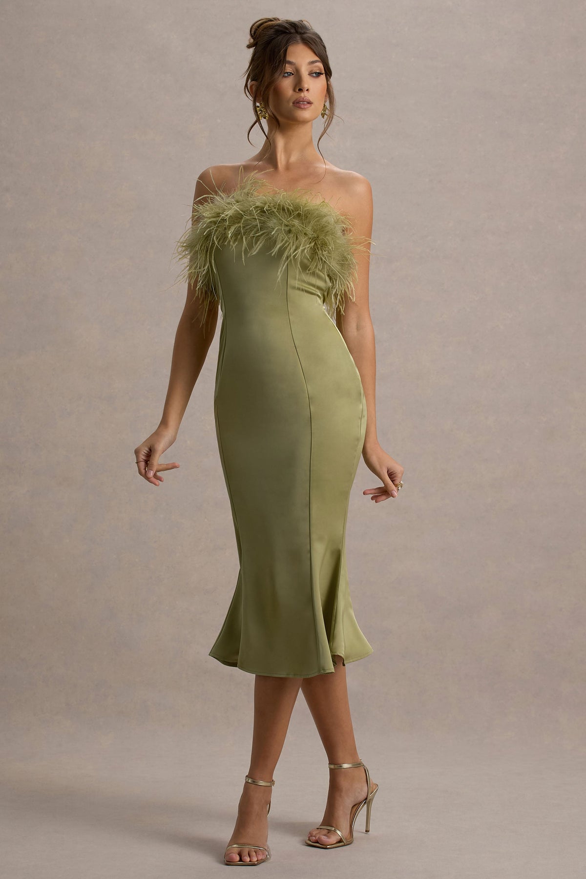 One And Only | Hellgrünes Satin-Bandeau-Midikleid mit Federbesatz
