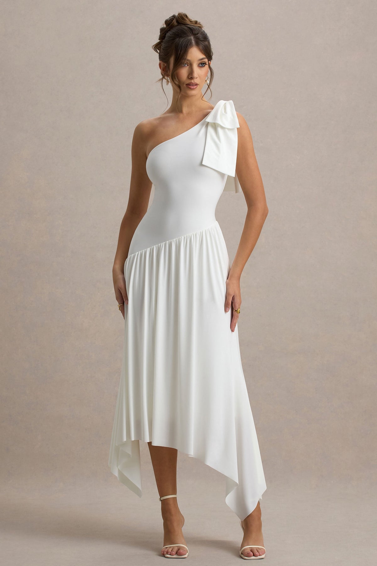 Lotus Love | Weißes Ein-Schulter-Maxikleid mit Zipfelsaum und Schleife