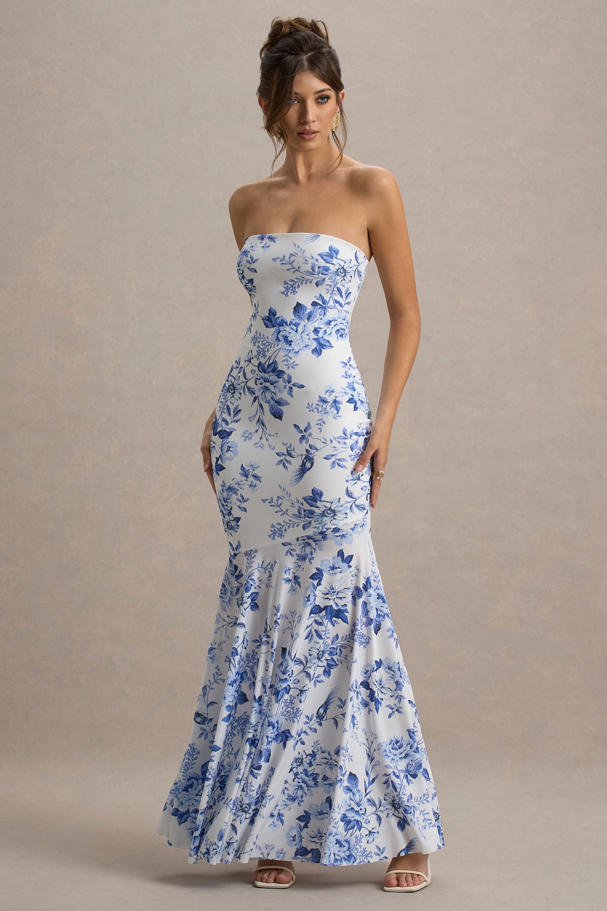 Callie | Blaue Bandeau-Fishtail-Maxikleid mit Porzellan-Print