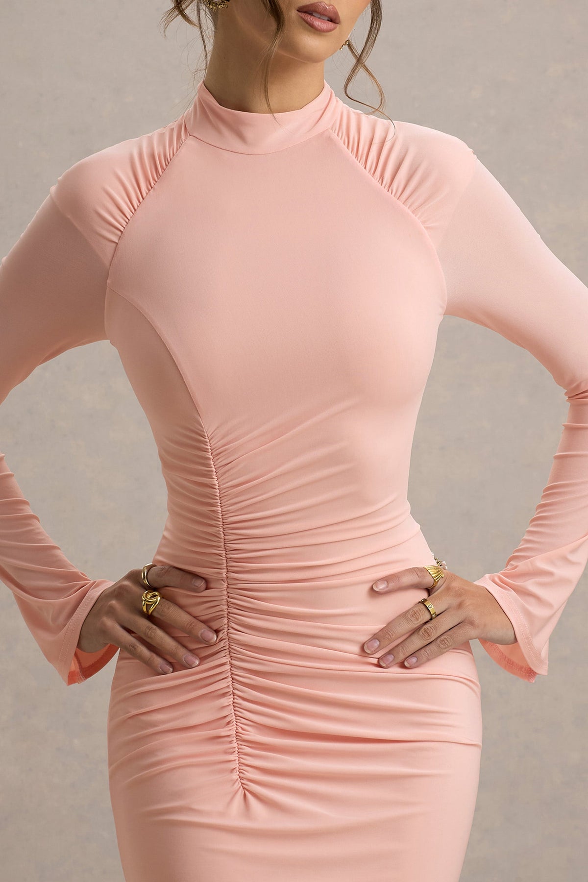 Cassandra | Rosa Midikleid mit hohem Kragen und langen Ärmeln