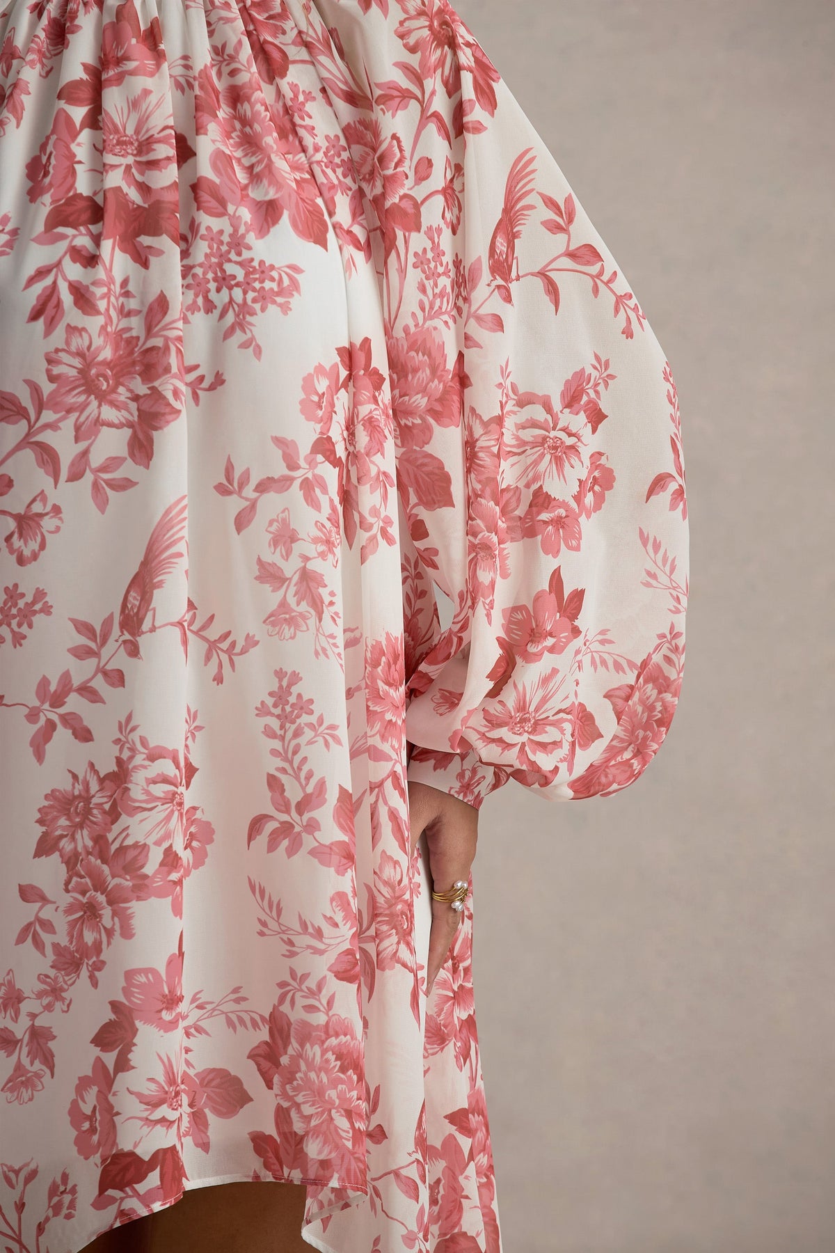 Delphia | Pinkfarbenes Maxikleid mit Porzellan-Print, hohem Kragen und High-Low-Saum