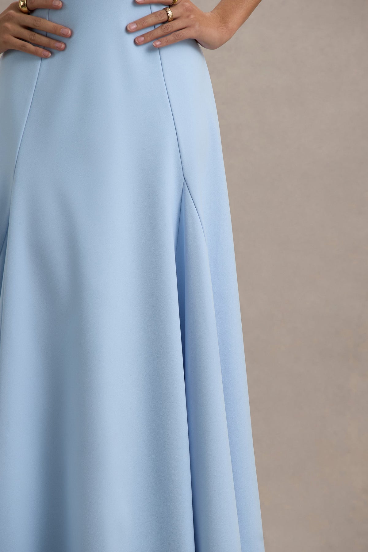 Alea | Puderblaues Maxikleid mit hohem Ausschnitt und kurzen Ärmeln