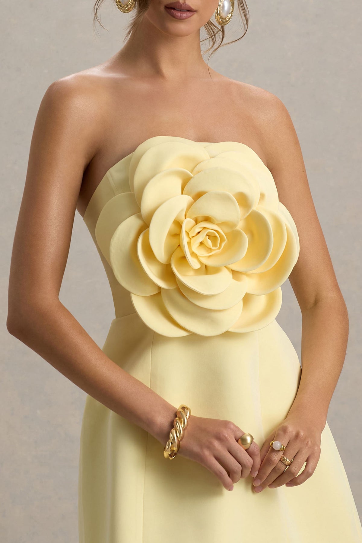 Daffodil | Zitronengelbes Bandeau-Minikleid mit großer Blumencorsage.