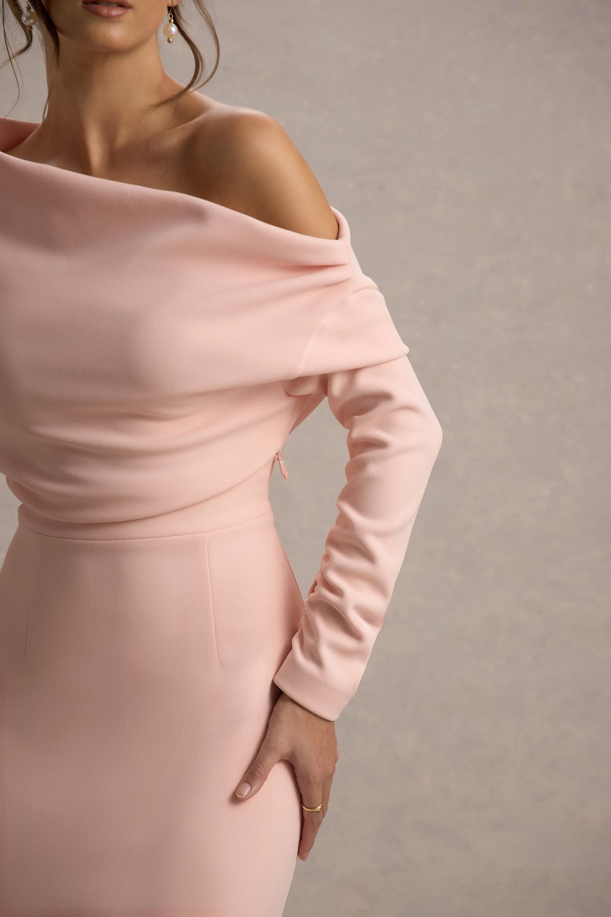 Lou | Pinkes Maxikleid mit einer Schulter und asymmetrischem Schnitt