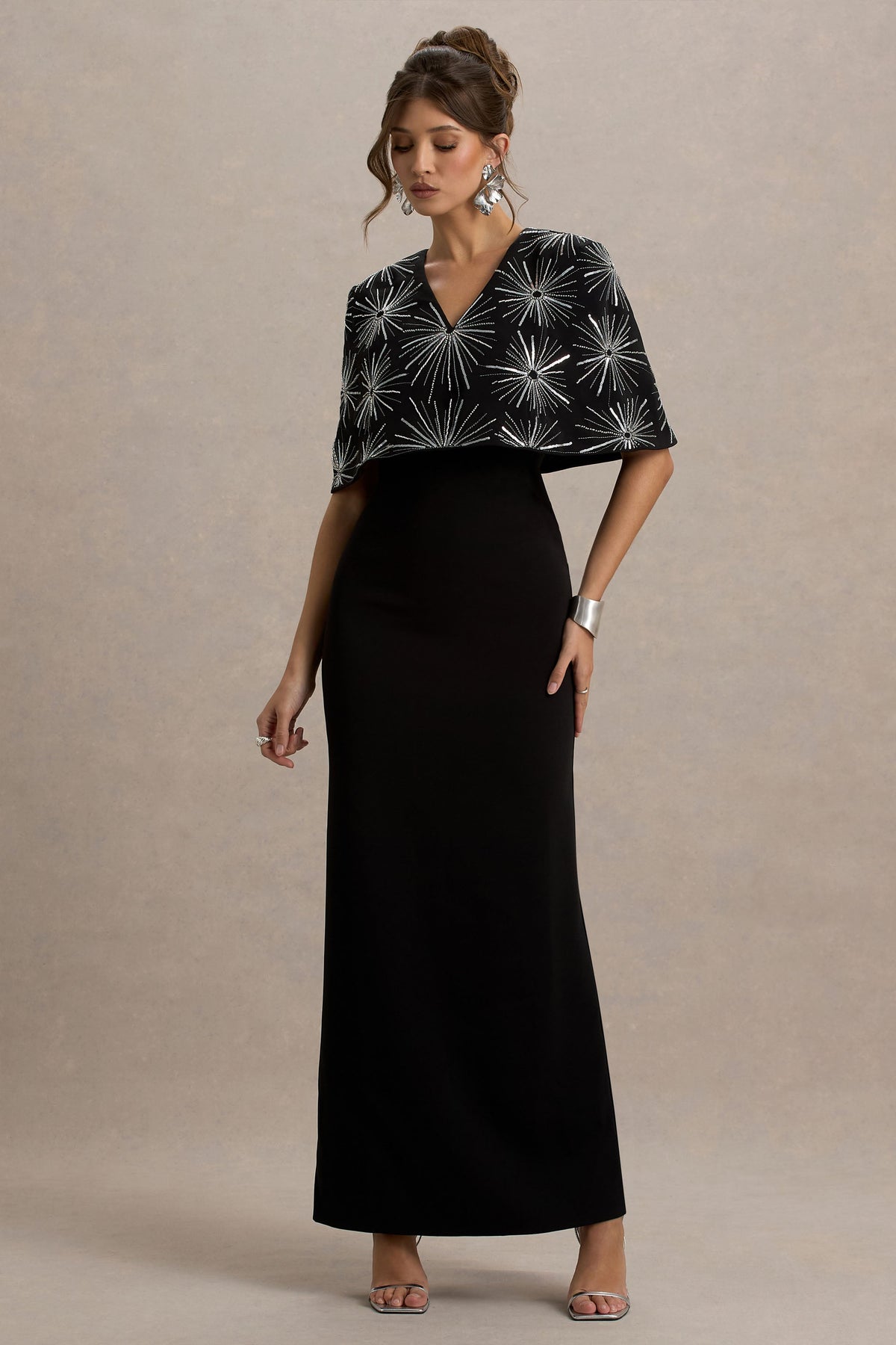 Agnella | Schwarzes Maxikleid mit Verzierungen und V-Ausschnitt