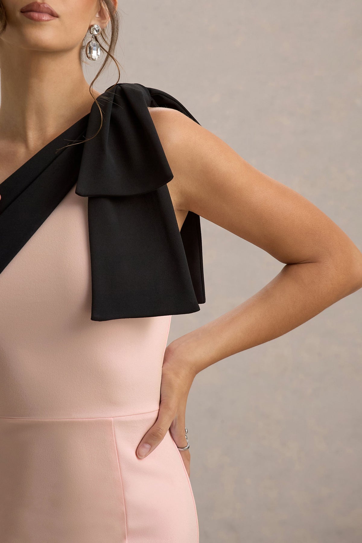 Kiri | Rosa & Schwarzes One-Shoulder-Maxikleid mit Schleife