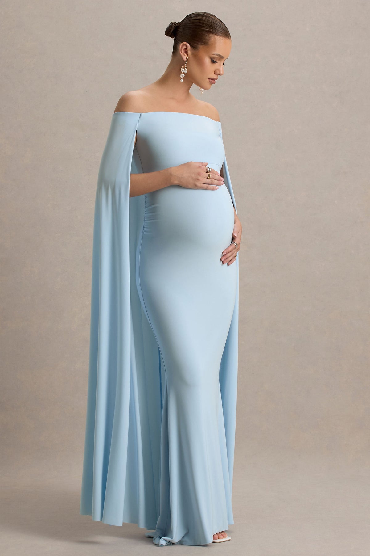 Radiance | Puderblaues Bardot-Umstands-Maxikleid mit Cape