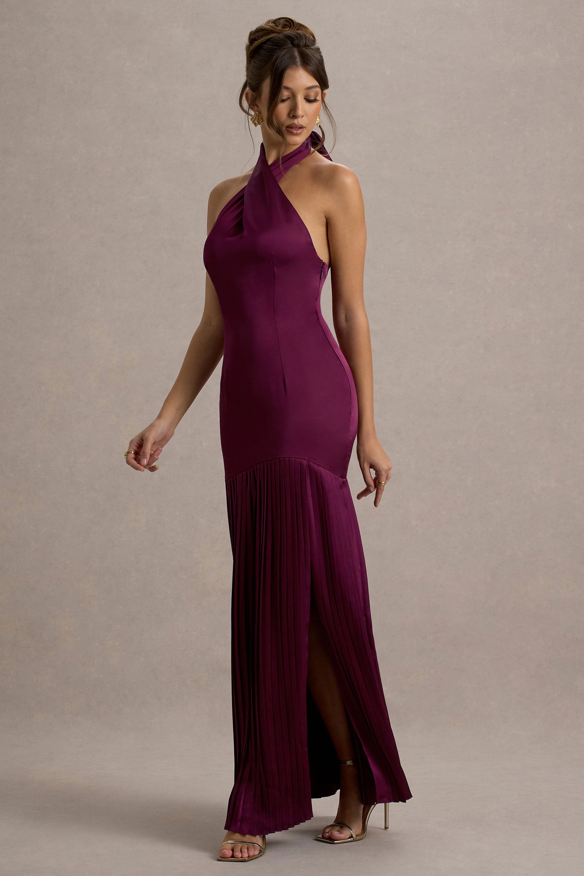 Sansa | Burgunderrote Satin-Plissee-Maxikleid mit überkreuztem Halterneck