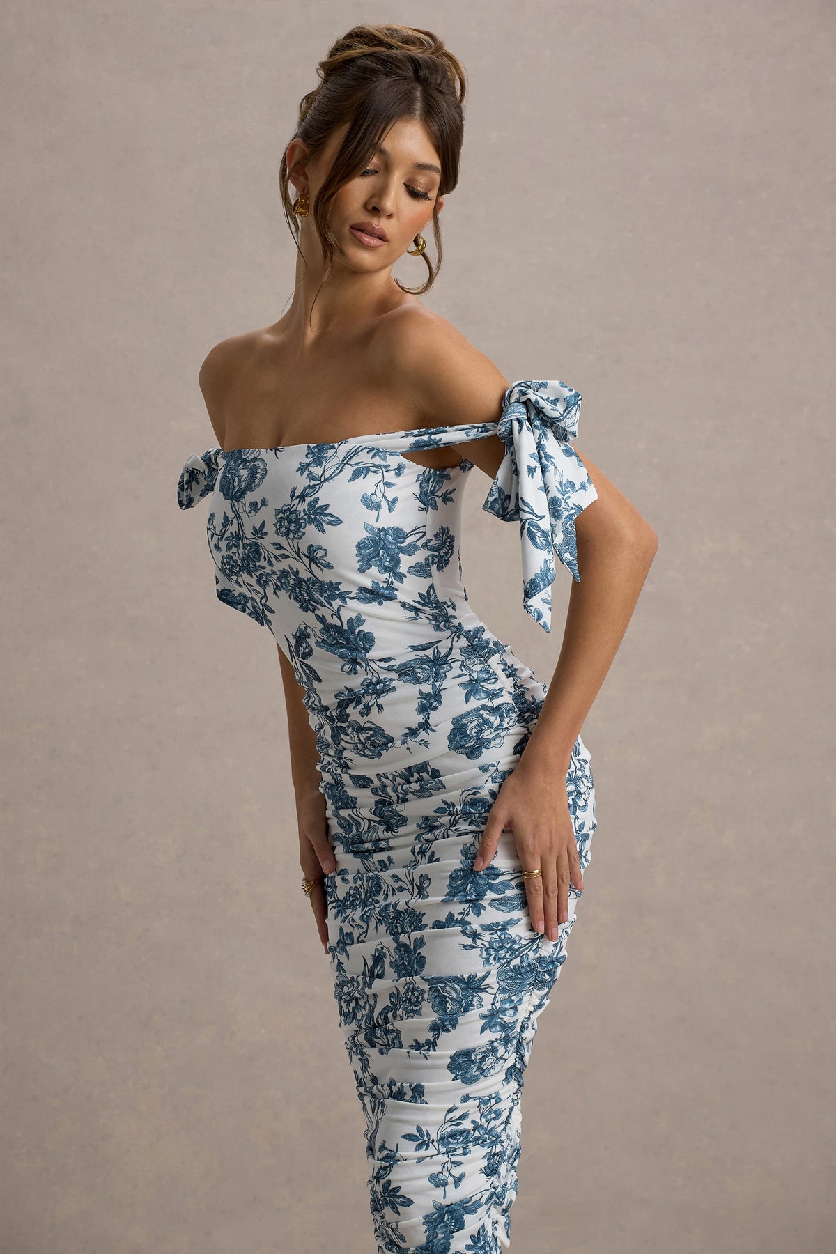 Citrus | Blaues Porzellan-Print Bardot Bodycon Midikleid mit Schleifenärmeln