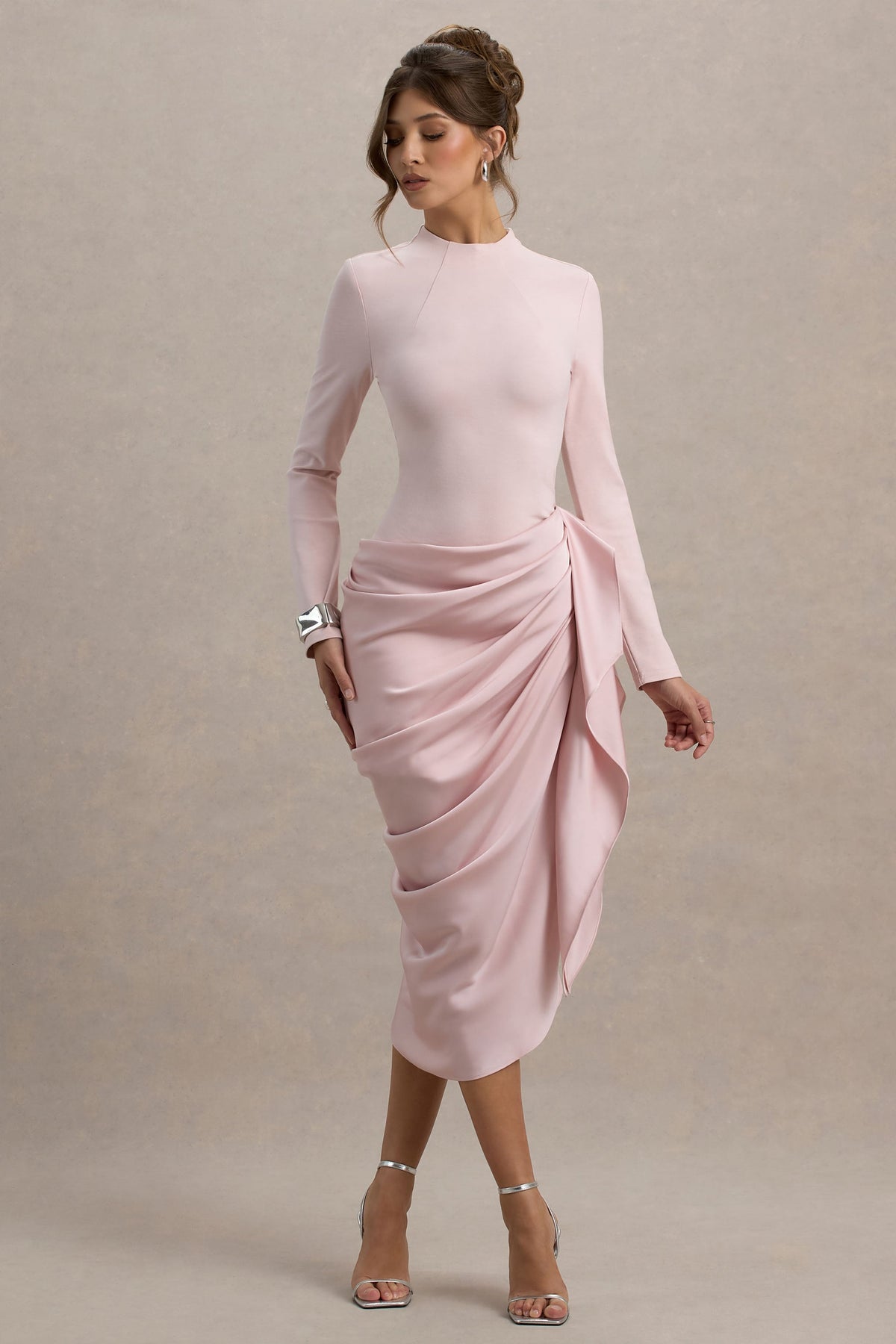 Raffie | Rosafarbenes Langarm-Midikleid mit Satin-Wickelrock