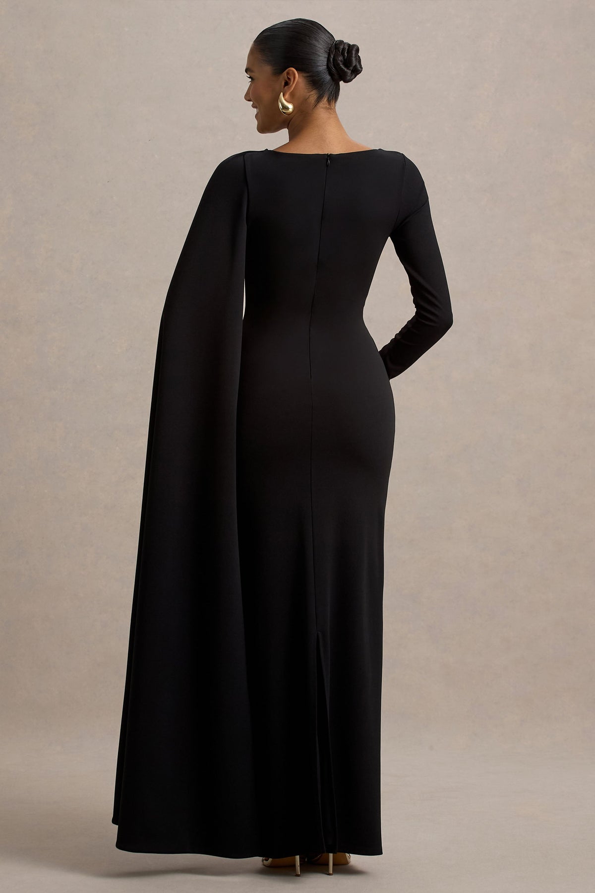 Frances | Schwarzes Maxikleid mit hohem Kragen und Cape-Detail.