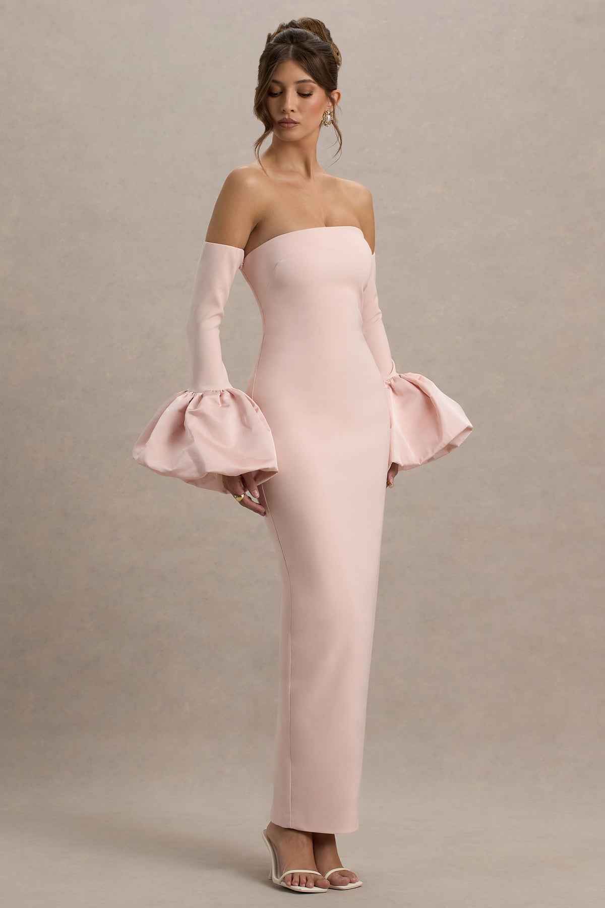 Myah | Rosafarbenes Bandeau-Maxikleid mit langen Ärmeln und Puffbündchen.