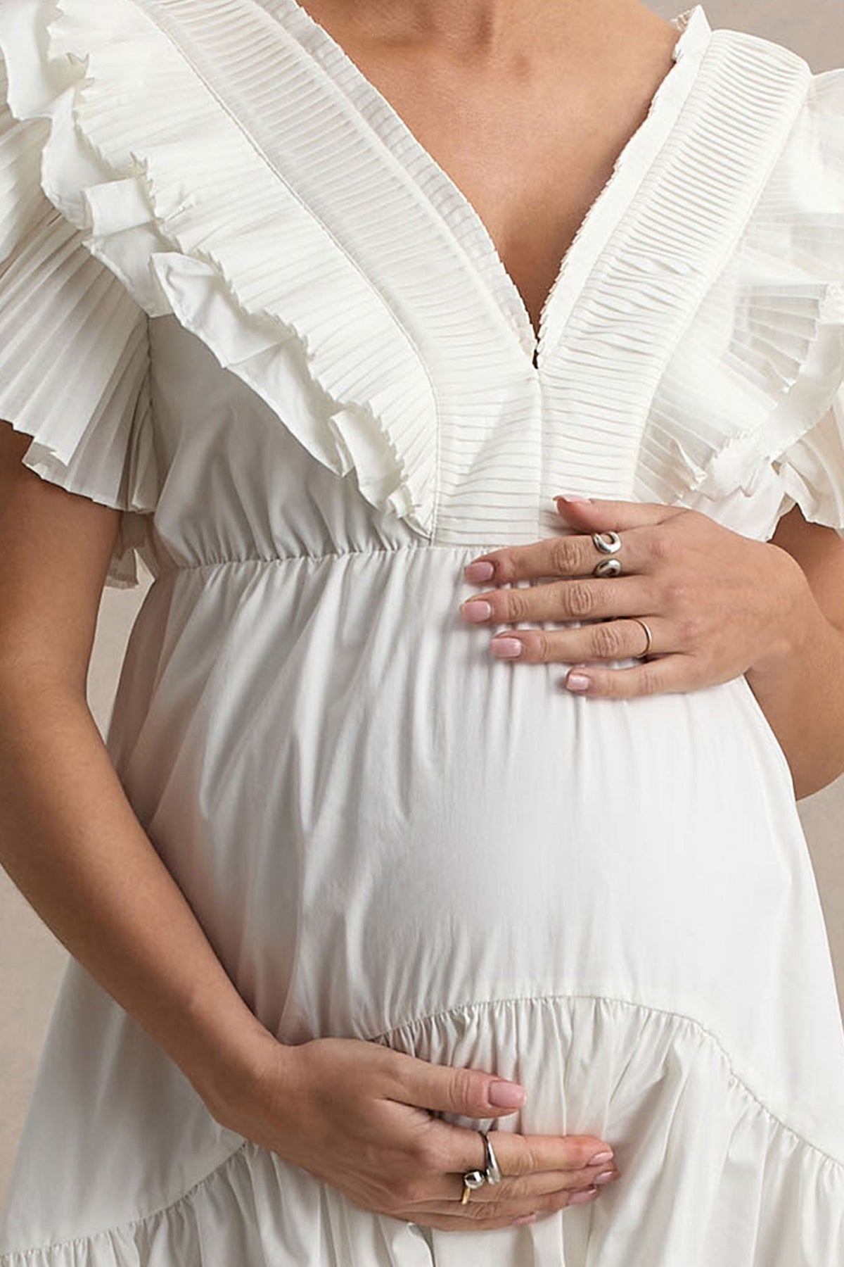 Judie | Weißes Popeline-Minikleid mit V-Ausschnitt und Rüschen
