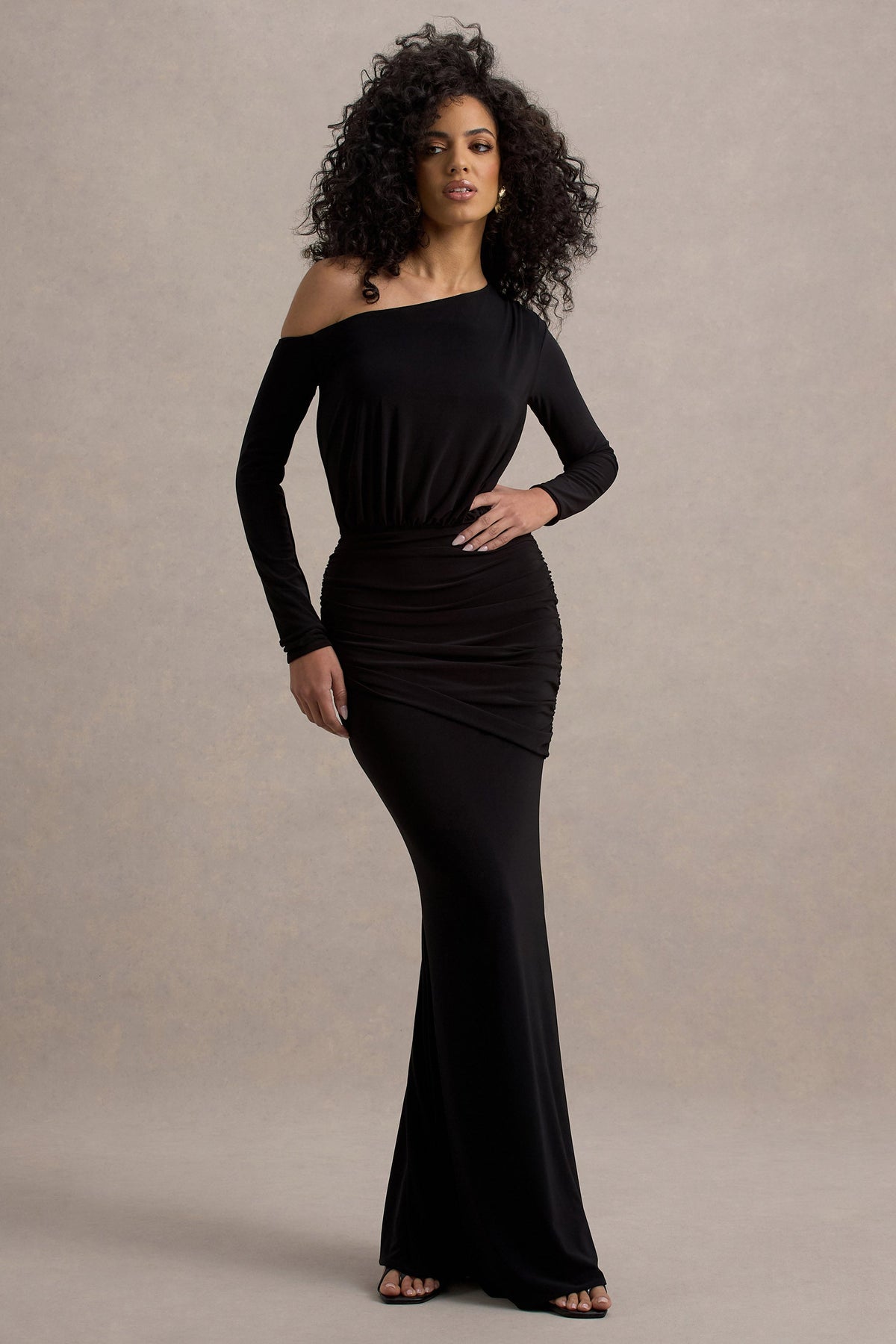 Deanna | Schwarzes asymmetrisches Maxikleid mit langen Ärmeln und Raffungen