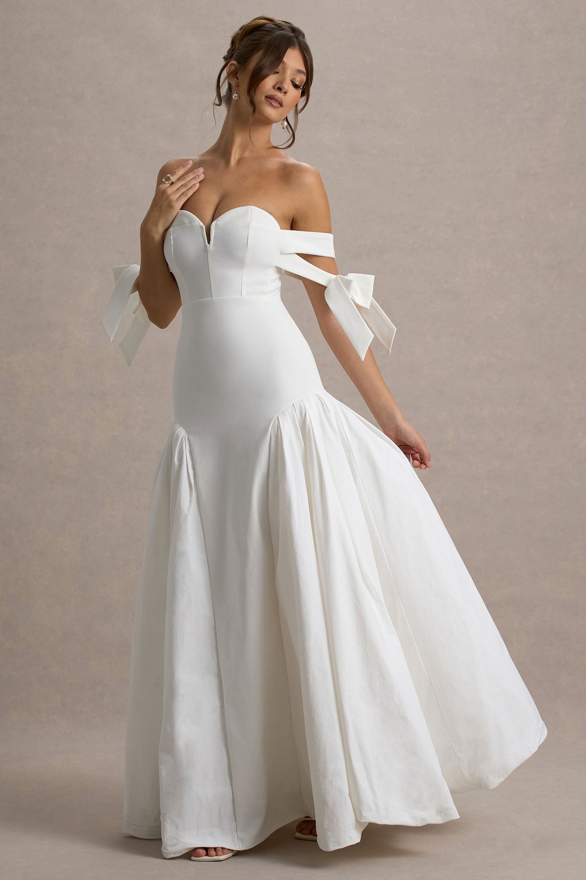 Ethel | Weißes und cremefarbenes Bardot-Maxikleid mit voluminösem Rock