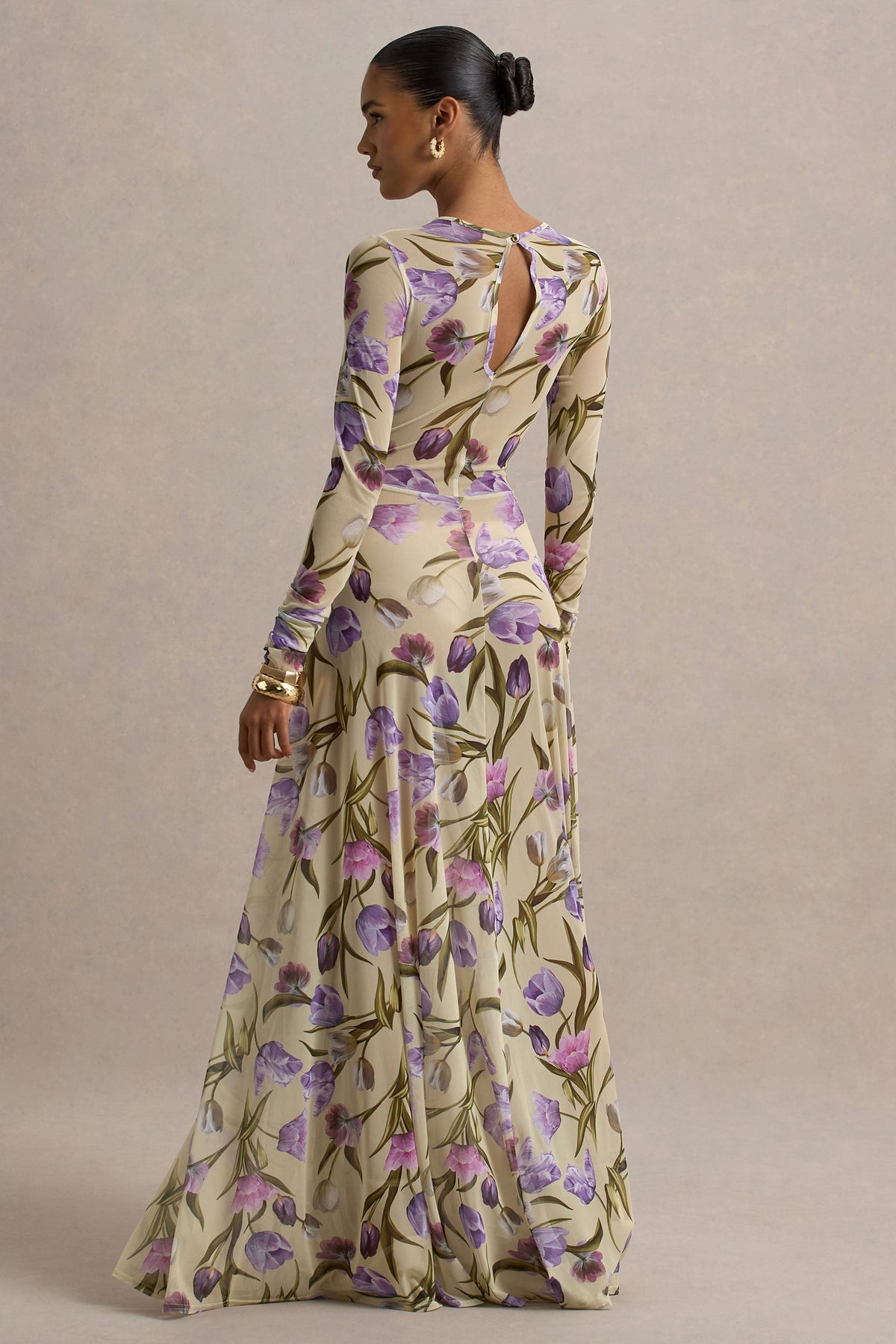 Koami | Gelbes Maxikleid mit Blumenmuster, langen Ärmeln und hohem Schlitz