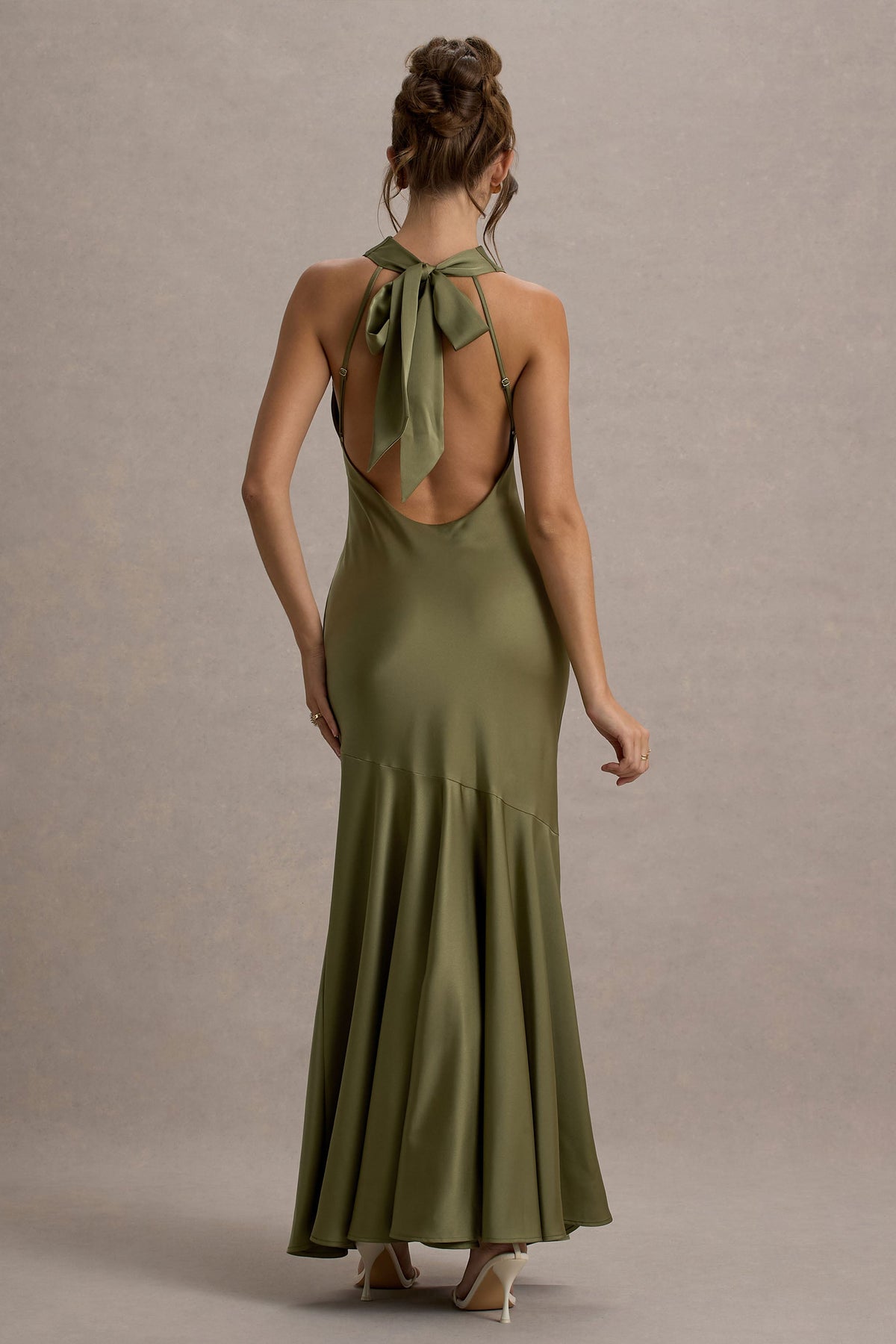 Amelita | Khakifarbenes Satin-Maxikleid mit Wasserfallausschnitt