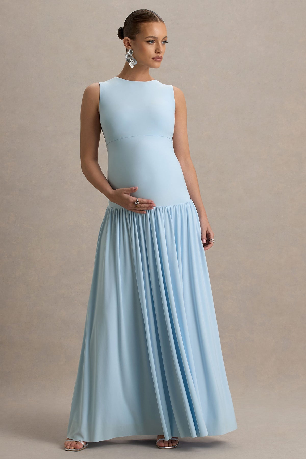 Outline | Puderblaues Umstands-Maxikleid mit hohem Kragen und drapiertem Rock