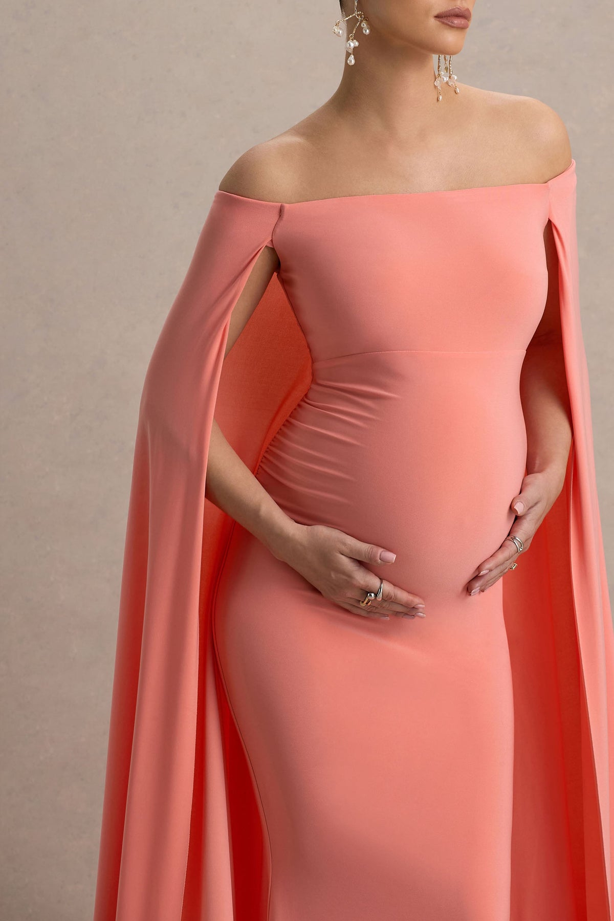 Radiance | Coral Bardot-Umstands-Maxikleid mit Cape