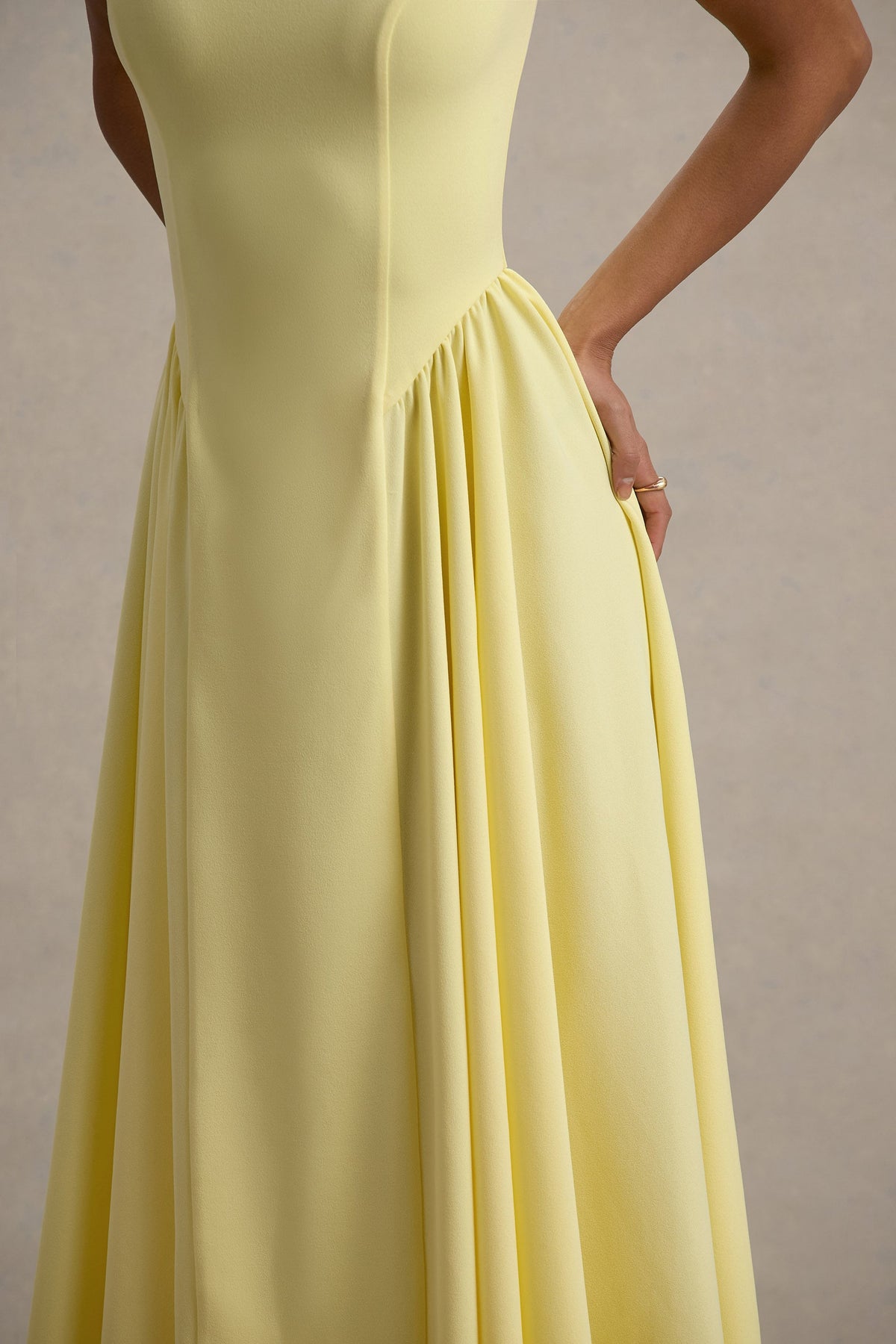 Muriel | Lemonfarbenes Midikleid mit U-Boot-Ausschnitt und voluminiertem Saum
