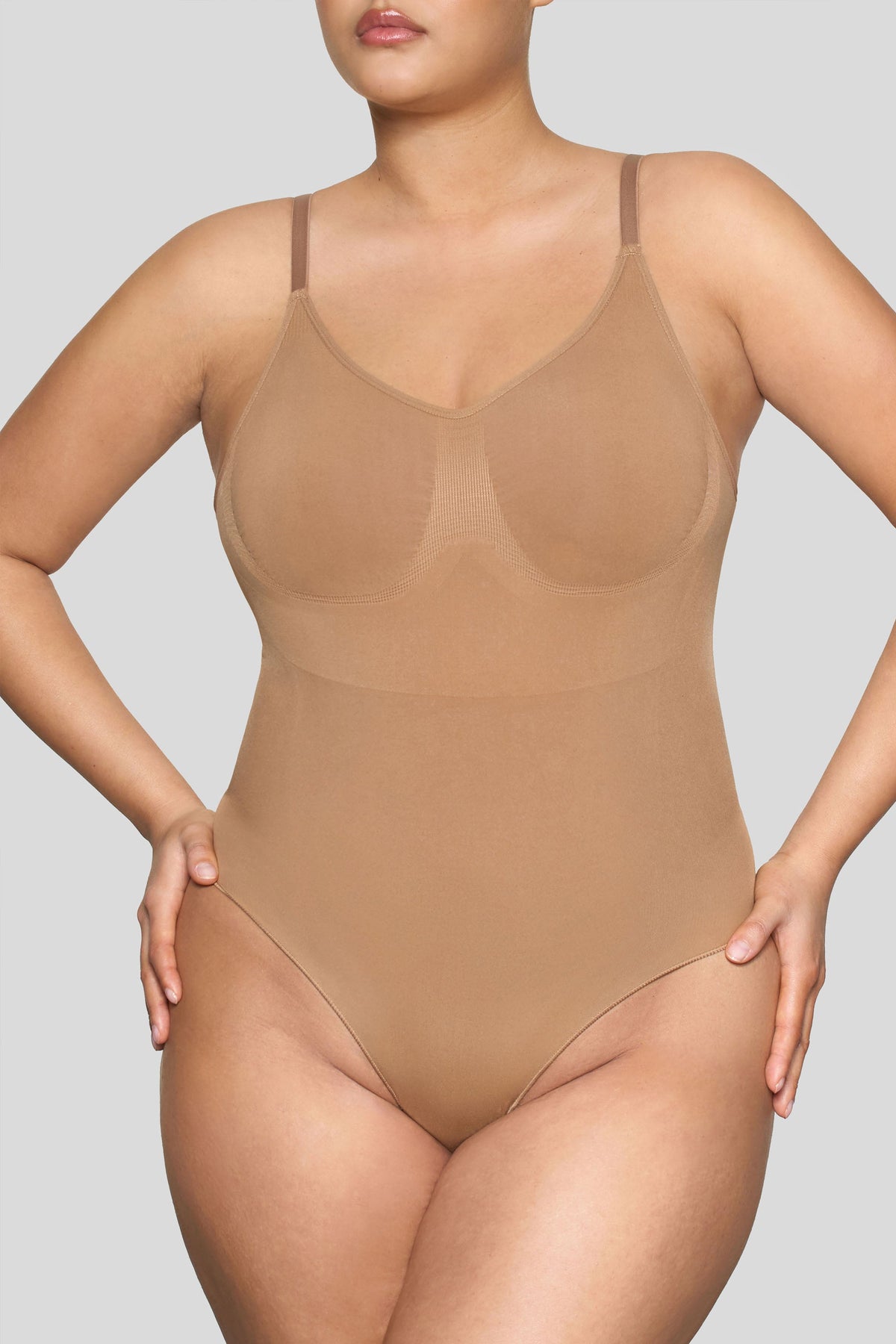 BOOMBA | Figurformender String-Bodysuit in Karamell