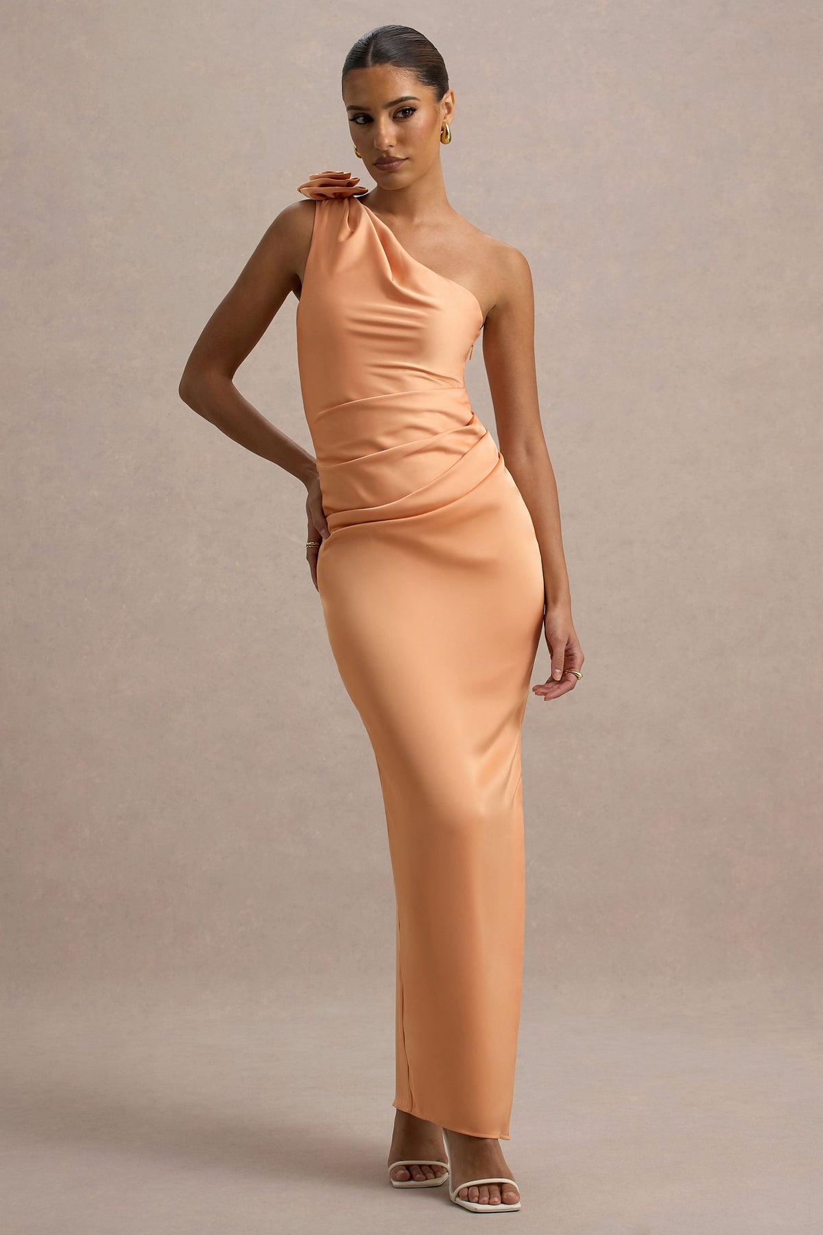 Janette | Pfirsichfarbenes Satin-Maxikleid mit einer Schulter, Schlitz und Corsage