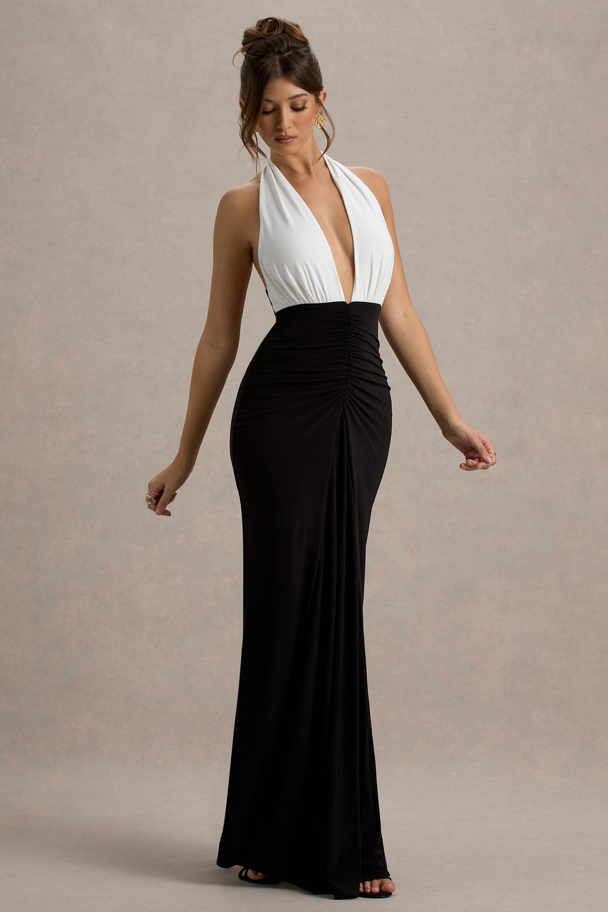 Payton | Schwarz-weißes, gerafftes Halterneck-Maxikleid