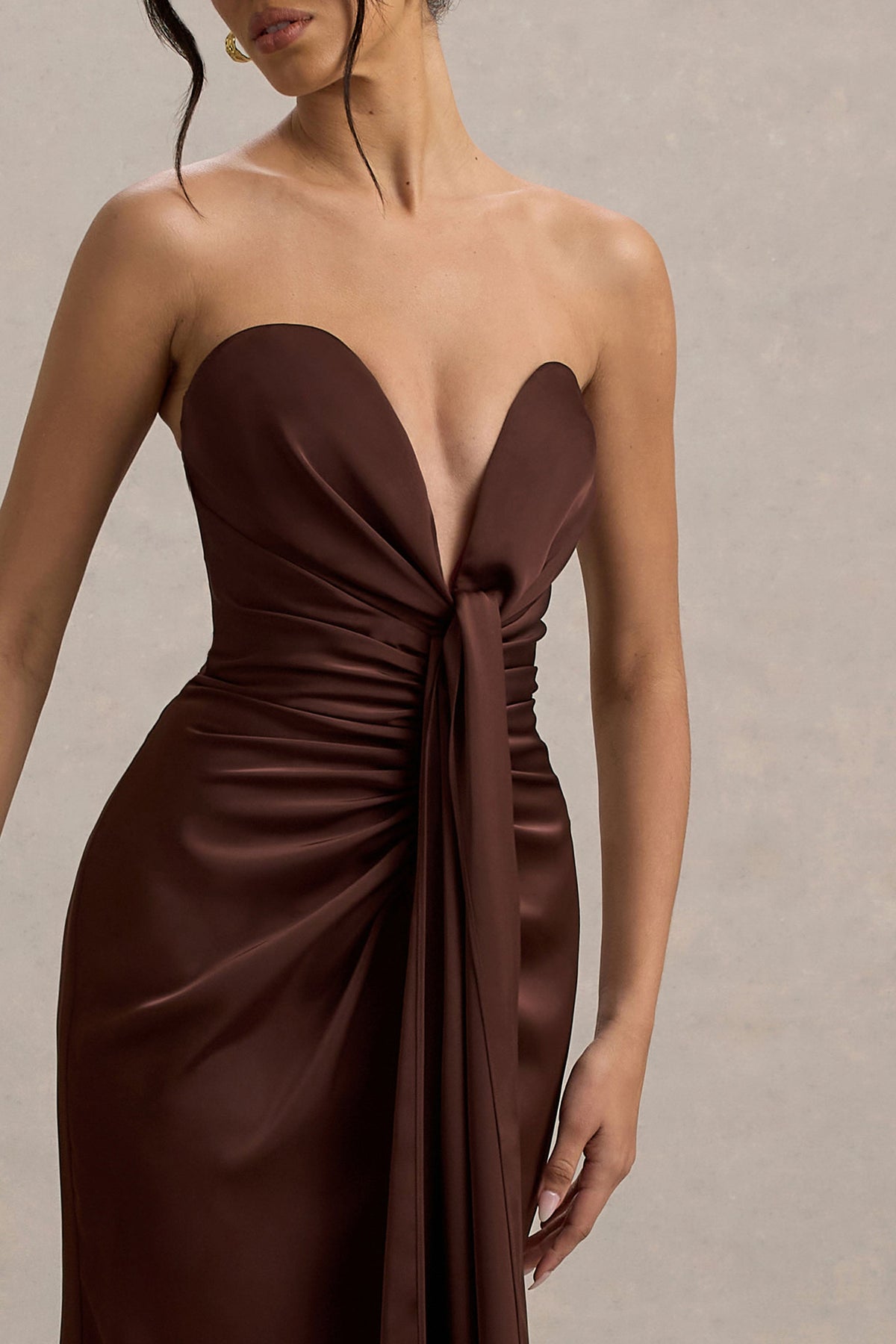 Mackenzie | Braunes Satinkleid mit tiefem Ausschnitt und drapiertem Maxi-Design