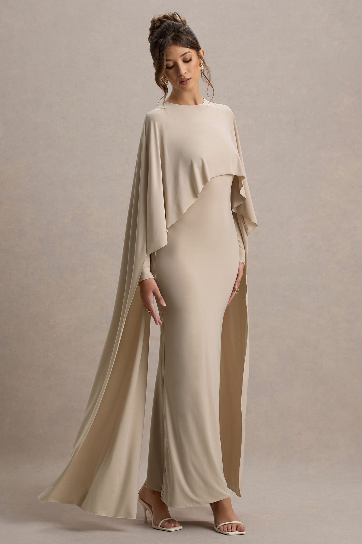 Belinda | Champagnerfarbiges drapiertes Maxikleid mit Capeärmeln