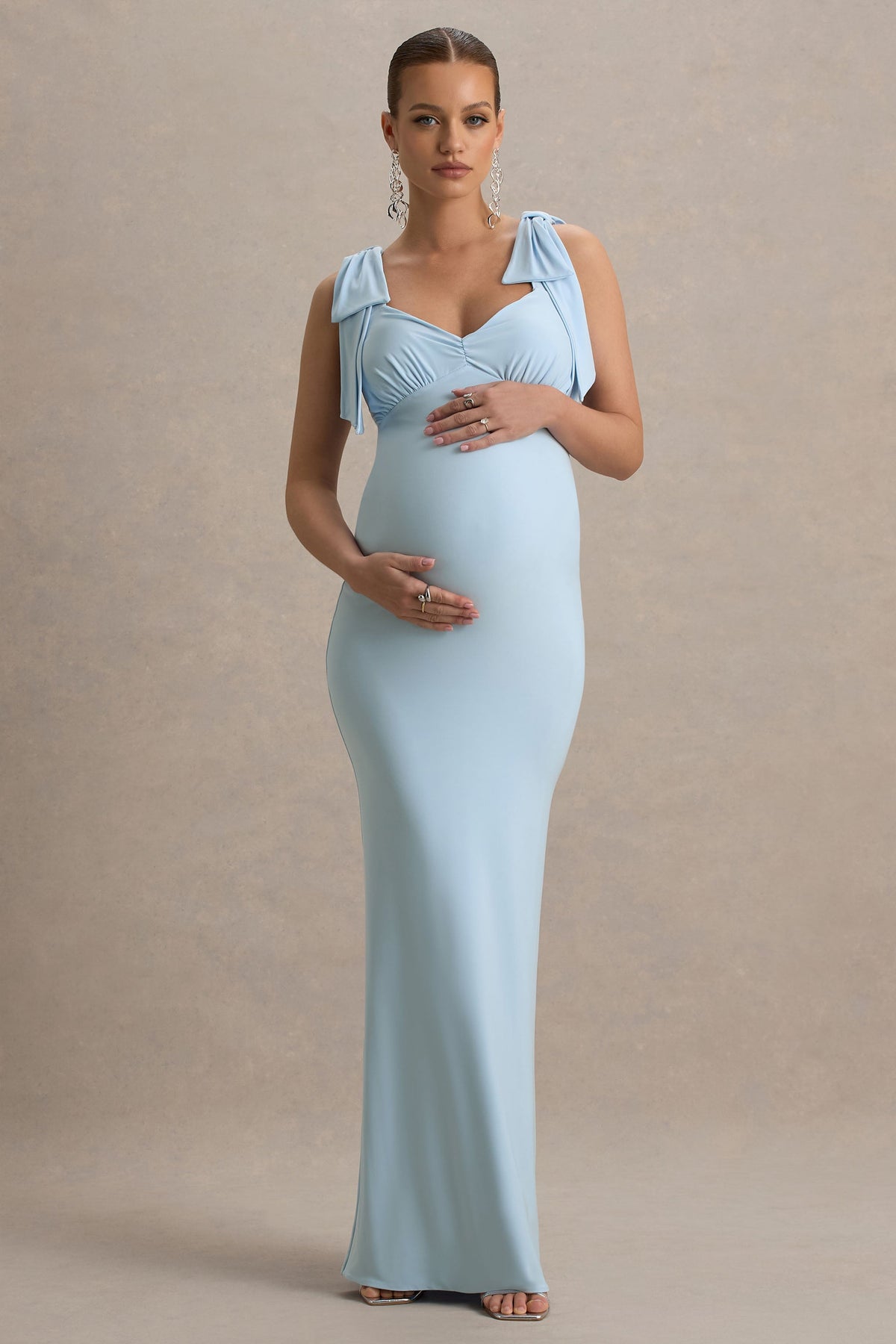 Sheen | Puderblaues Umstands-Midikleid mit  Sweetheart-Ausschnitt und Schleifenträgern.