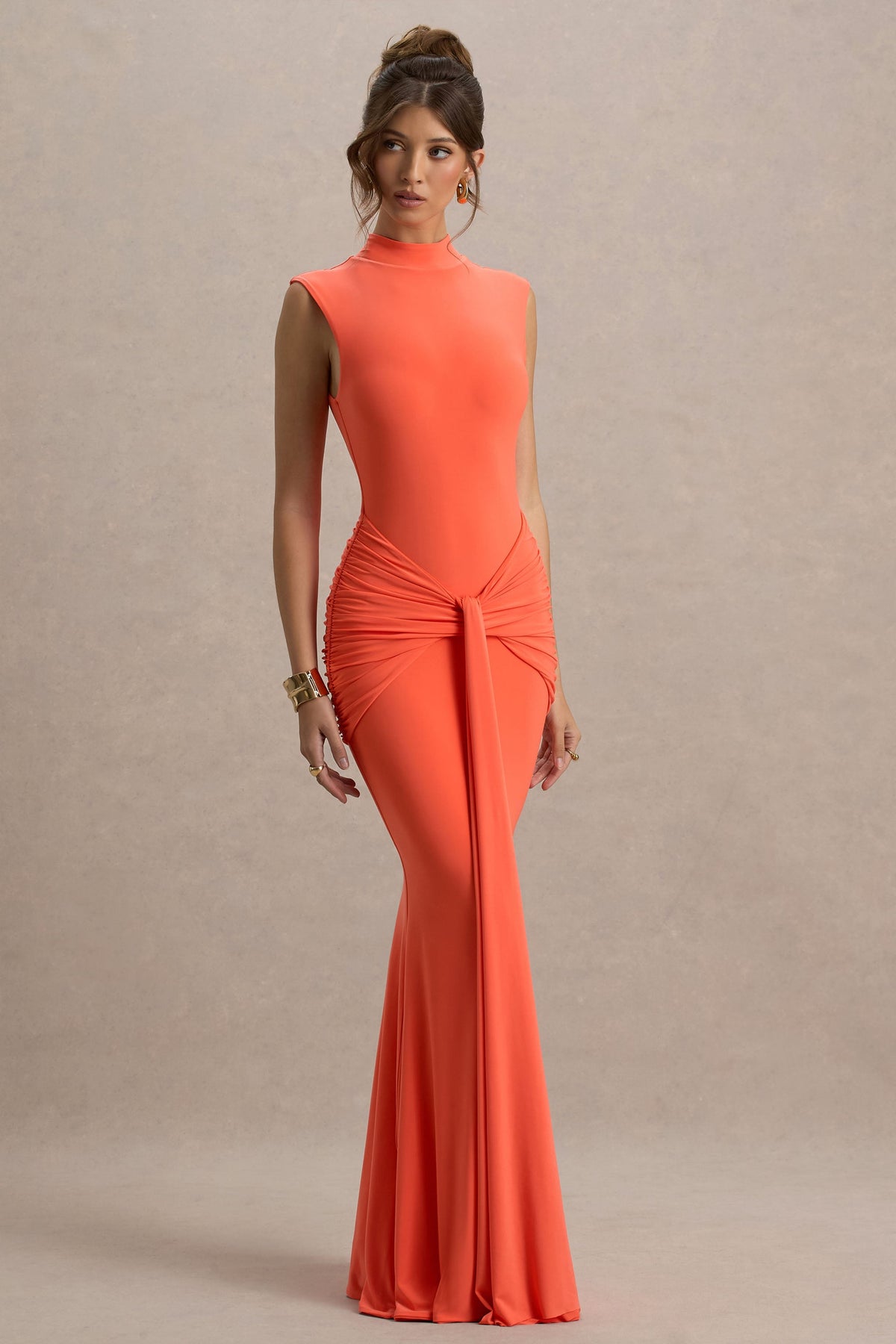 Graziana | Korallenrotes Maxikleid mit hohem Kragen und Drapierung