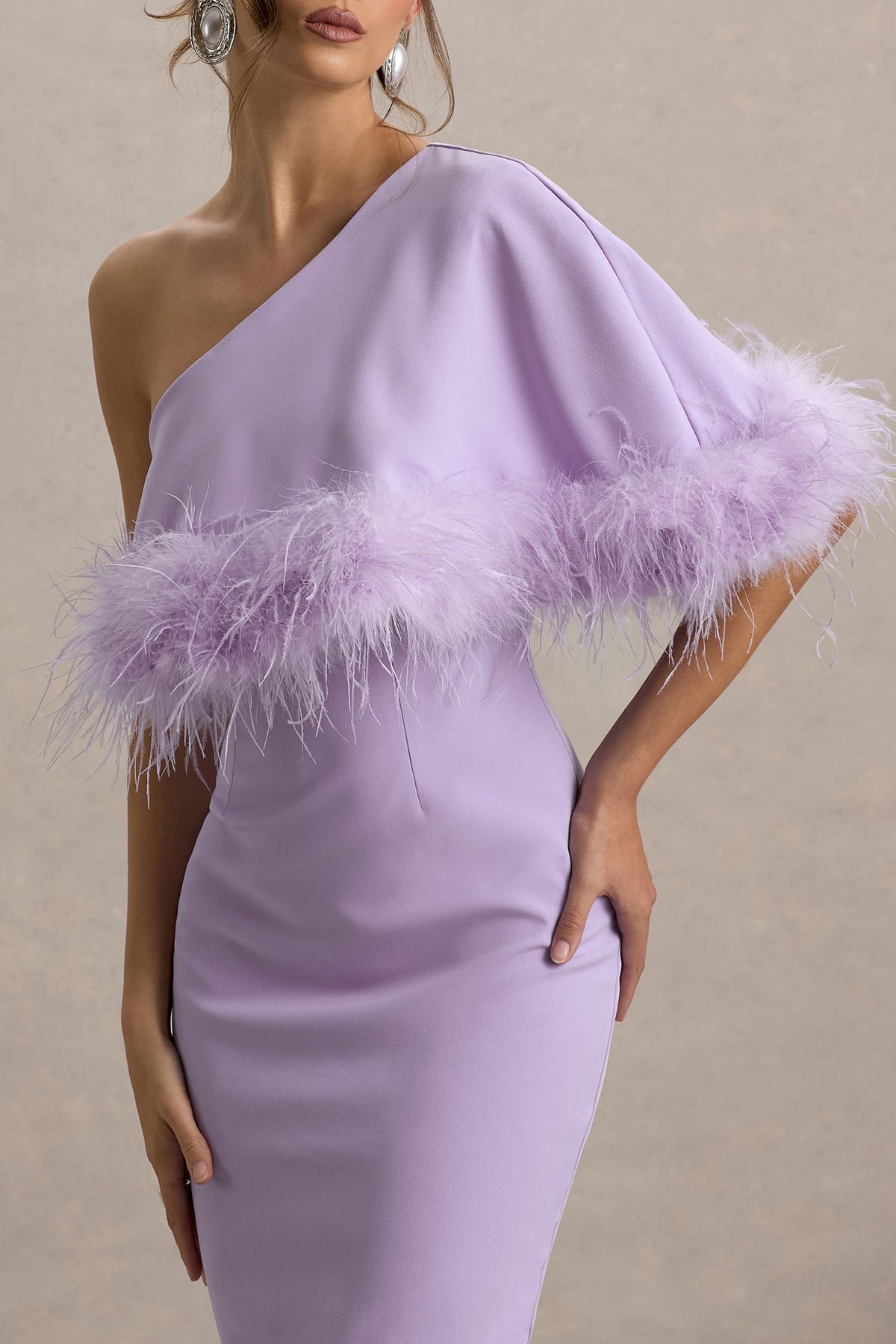 Victory | Fliederfarbenes Midikleid mit einer Schulter und Federsaum