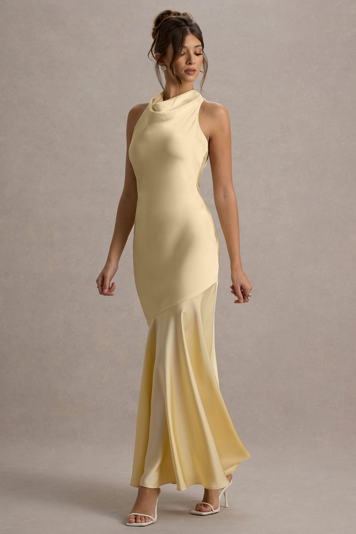 Amelita | Zitronengelbes Satin-Maxikleid mit Wasserfallausschnitt