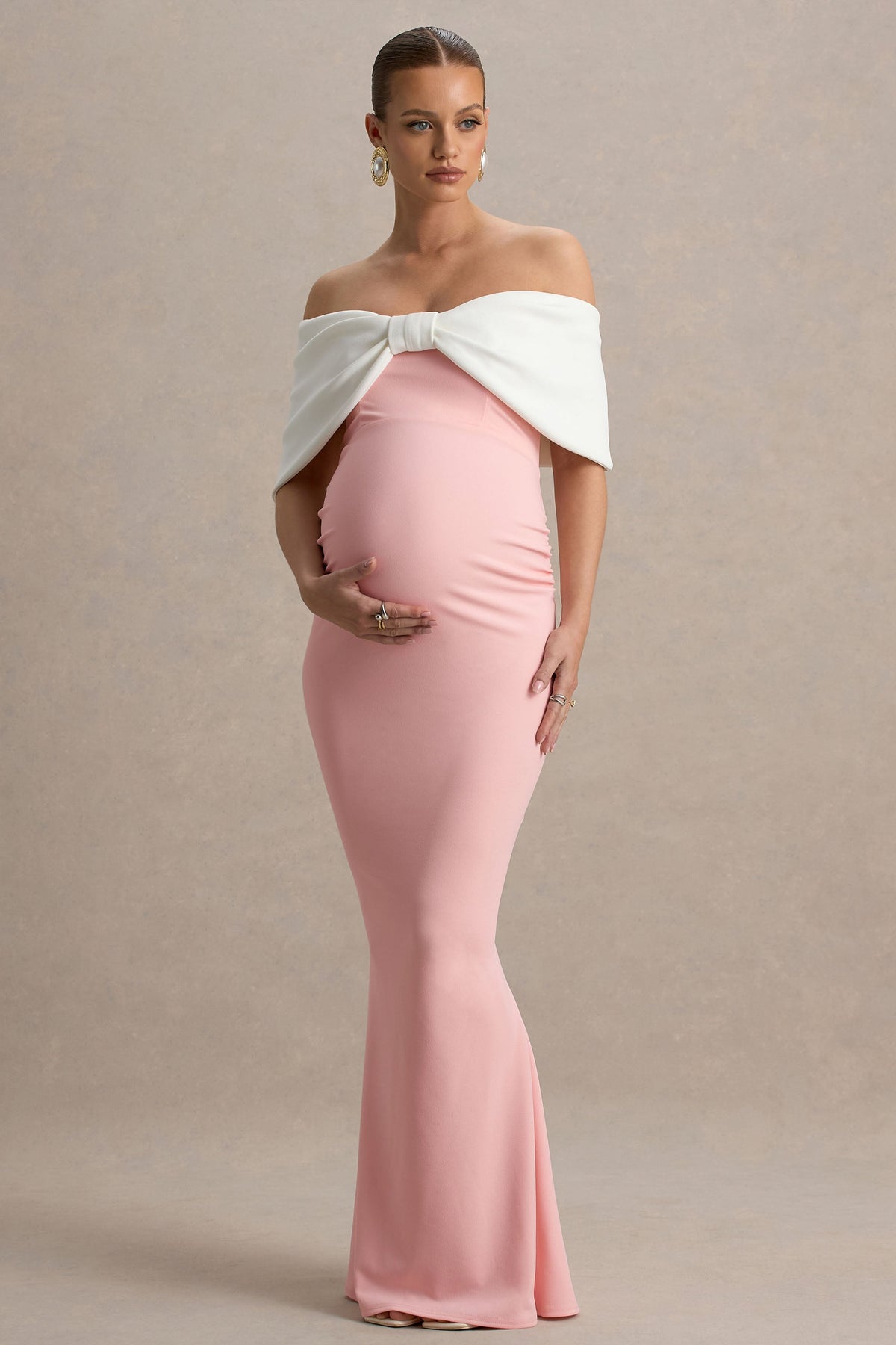 Libra | Rosa-weißes Umstands-Maxikleid im Bardot-Stil mit Schleife