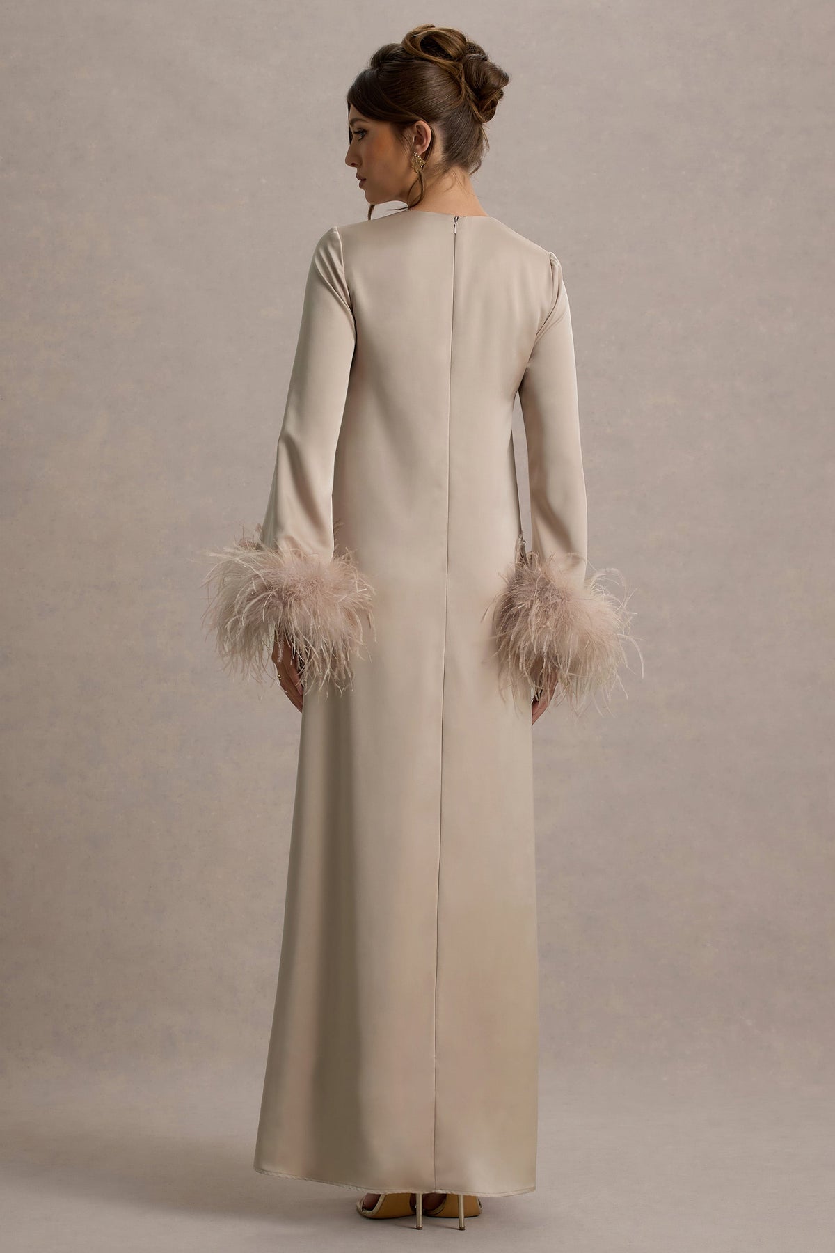 Adella | Champagnerfarbenes Satin-Maxikleid mit Federsaum