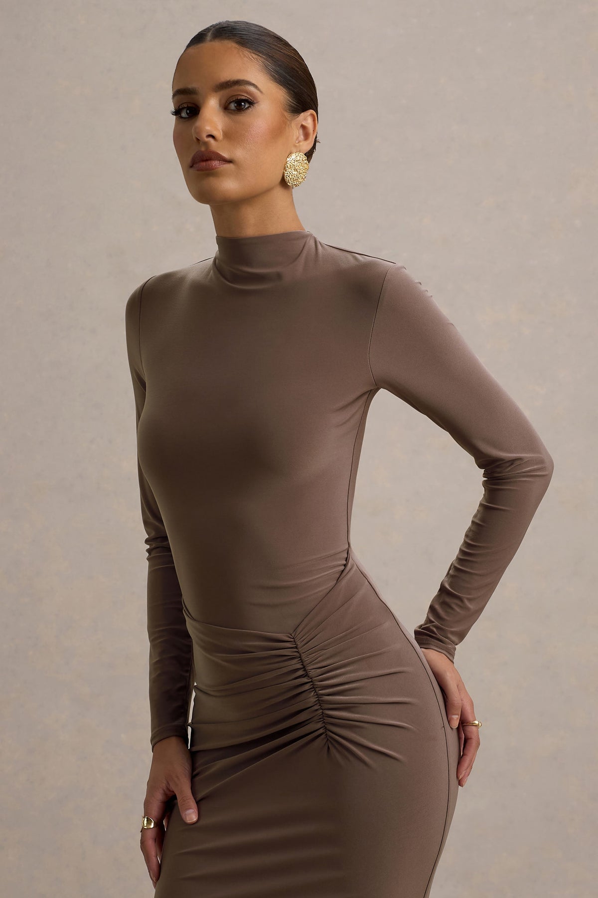 Reid | Braunes Maxikleid mit langen Ärmeln und Raffung