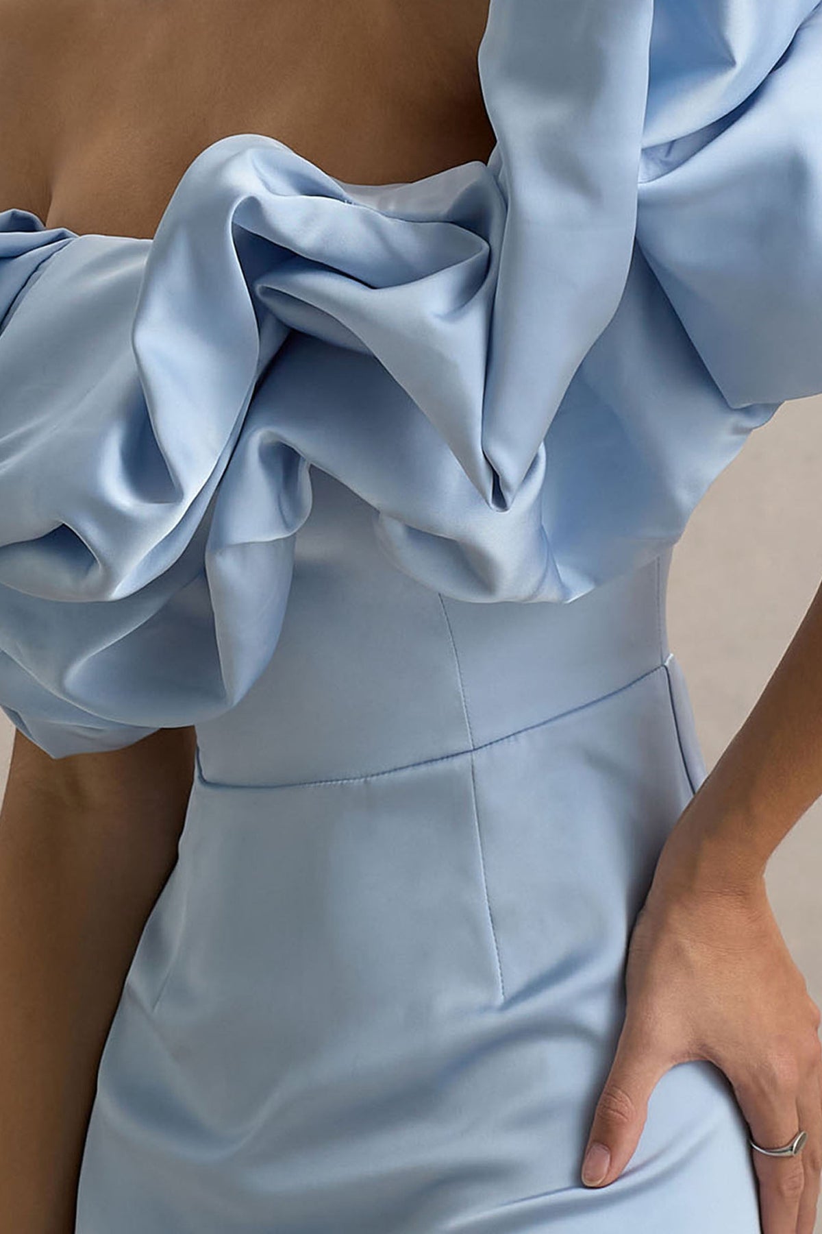 Allie | Puderblaues Bardot-Maxikleid mit Puffärmeln