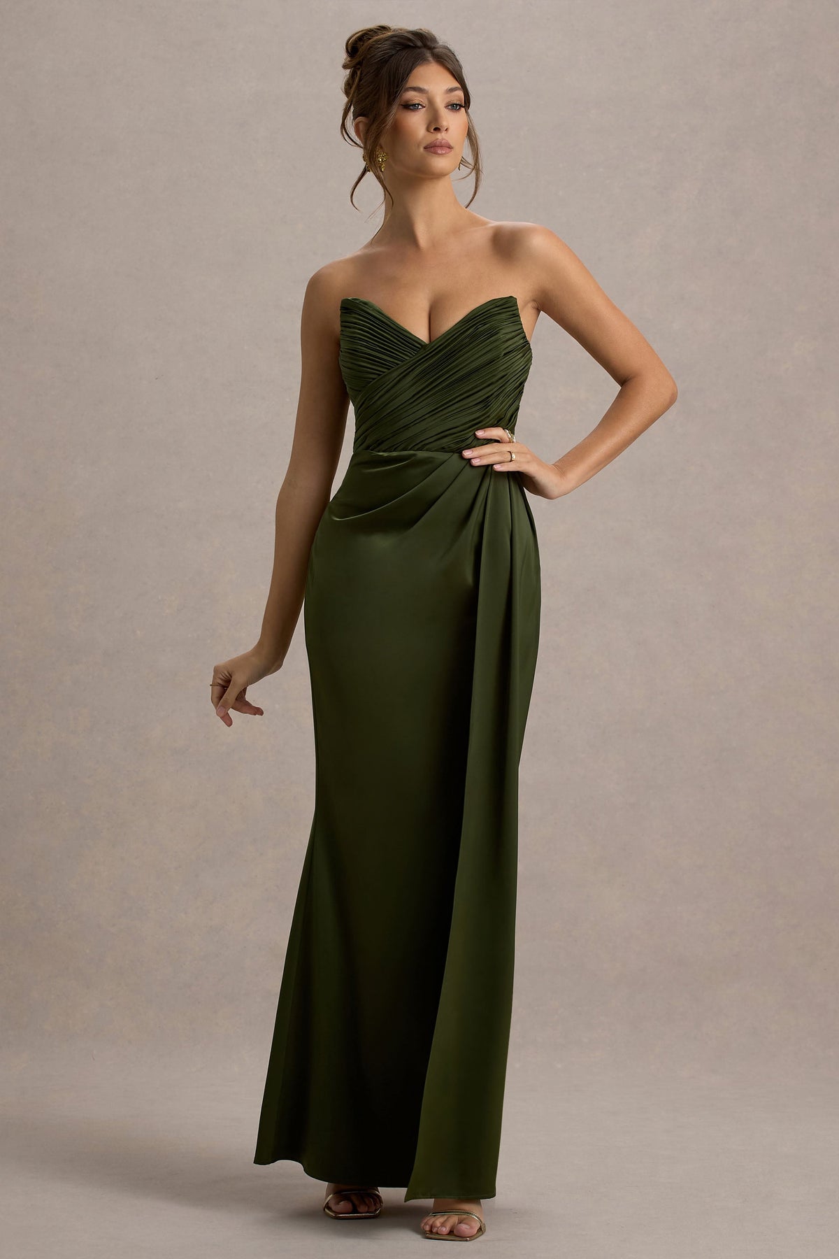 Edel | Olivgrünes trägerloses Satin-Maxikleid mit Drapierung