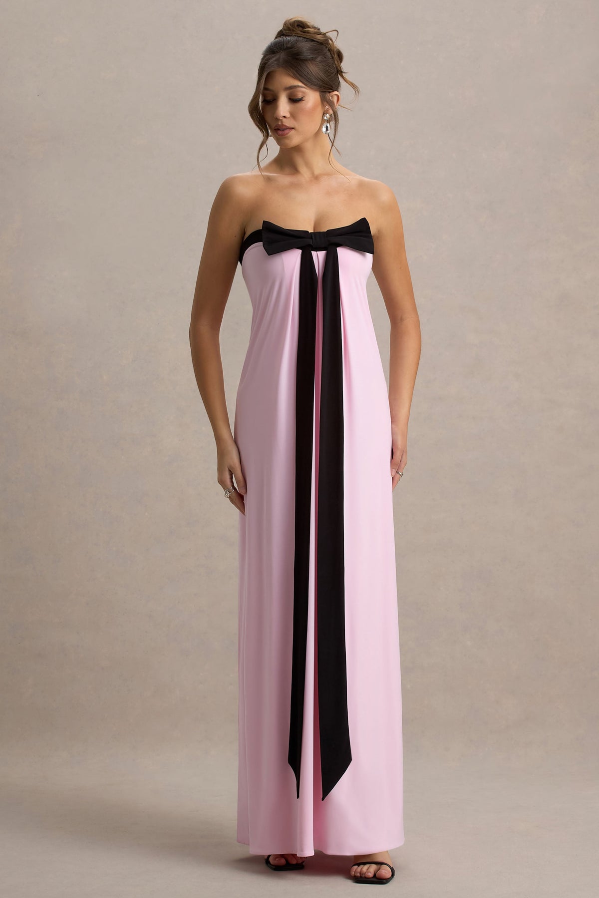 Mckenna | Rosa schulterloses Maxikleid mit schwarzer Schleife