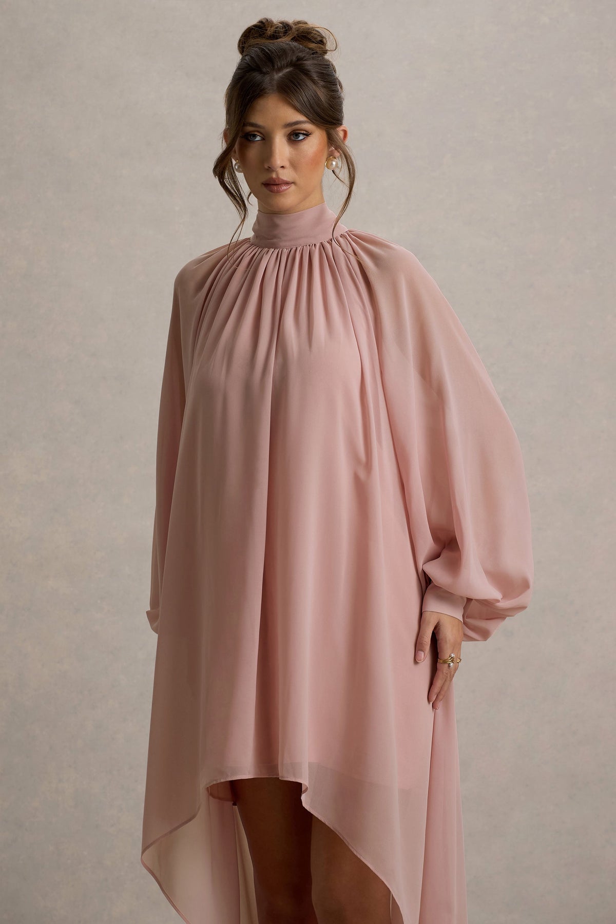 Delphia | Blassrosa Maxikleid mit hohem Kragen und High-Low-Saum