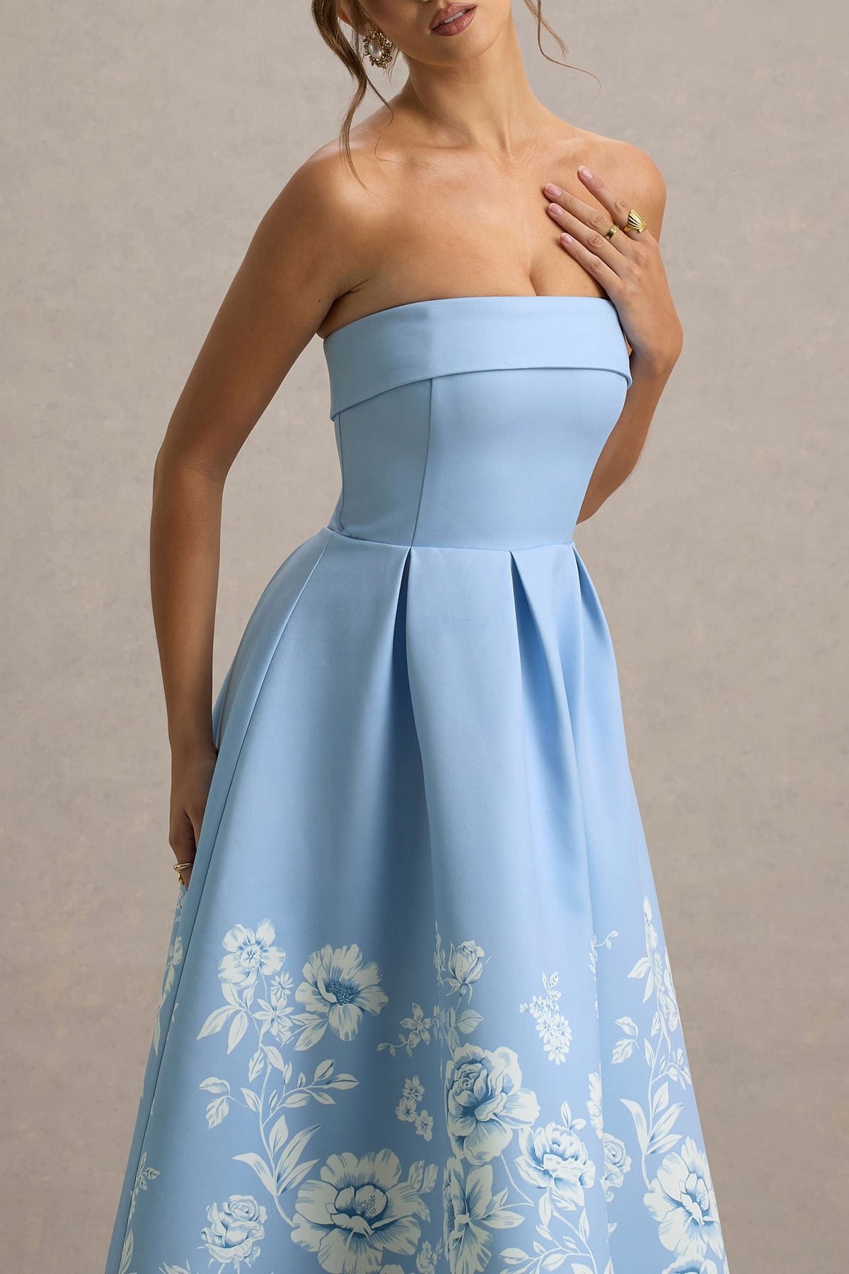 Annalise | Hellblaues Skater-Midikleid mit Blumenmuster und Bandeau-Ausschnitt