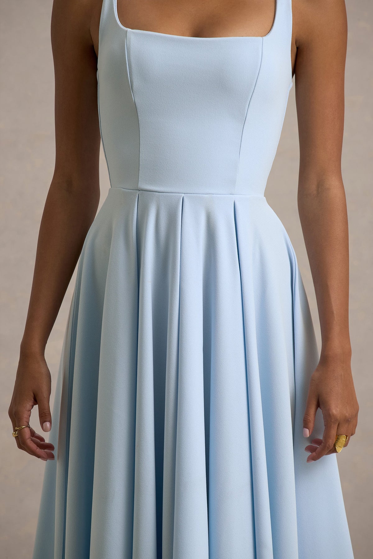 Parina | Puderblaues Midikleid mit Trägern und Volantsaum