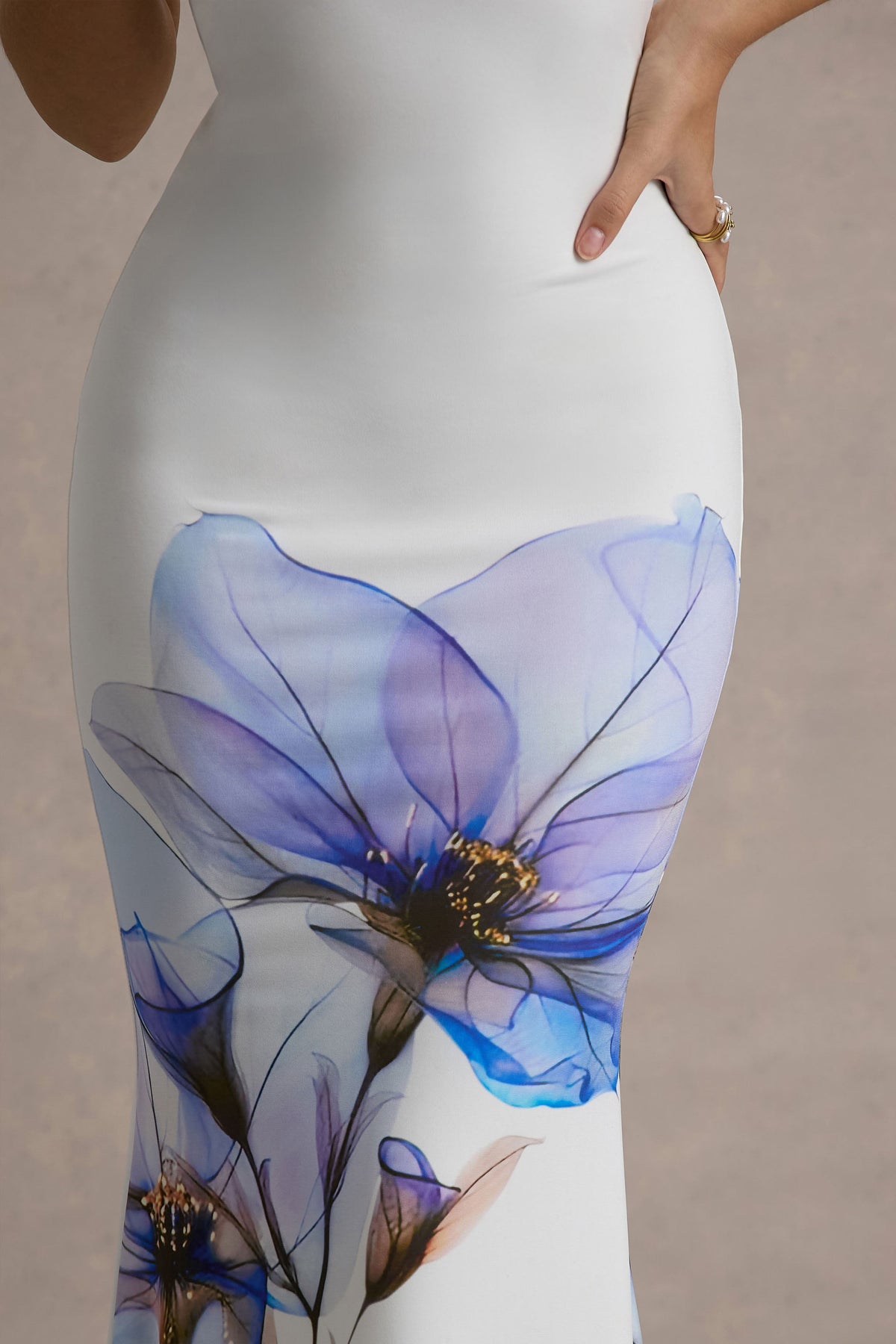 Ceremony | Weißes Maxi-Bandeaukleid mit Blumenmuster und Fischschwanz-Saum