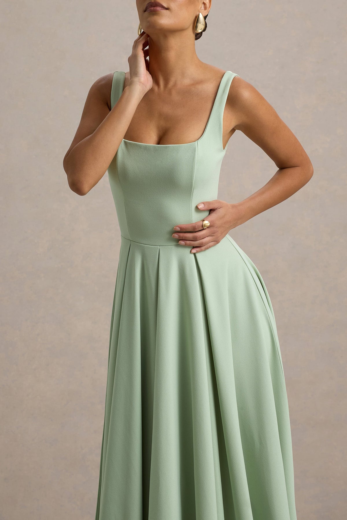 Parina | Hellgrünes Midikleid mit Trägern und Volantsaum