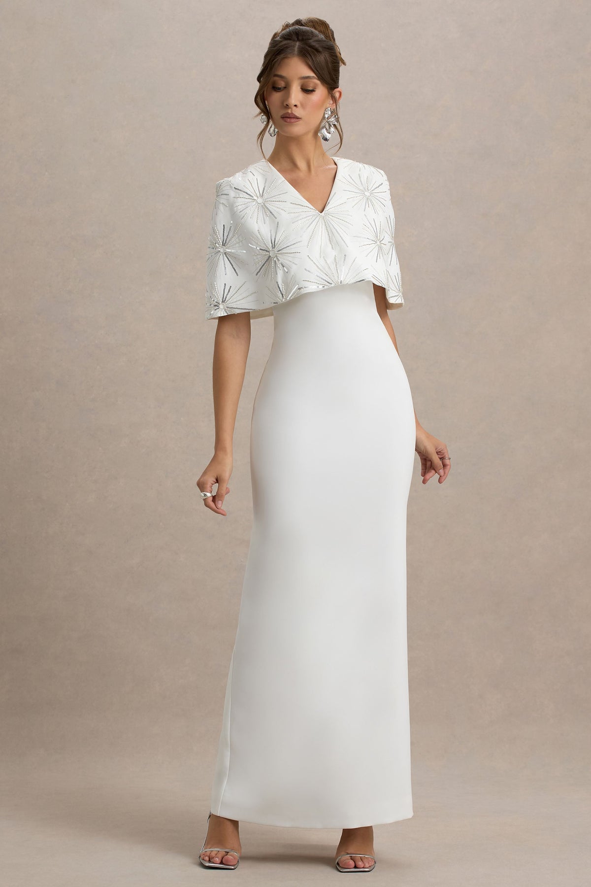 Agnella | Weißes Maxikleid mit Verzierungen und V-Ausschnitt
