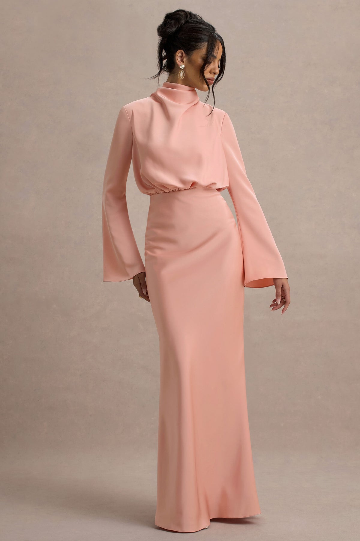 Celina | Hellrosa Satin-Maxikleid mit hohem Kragen