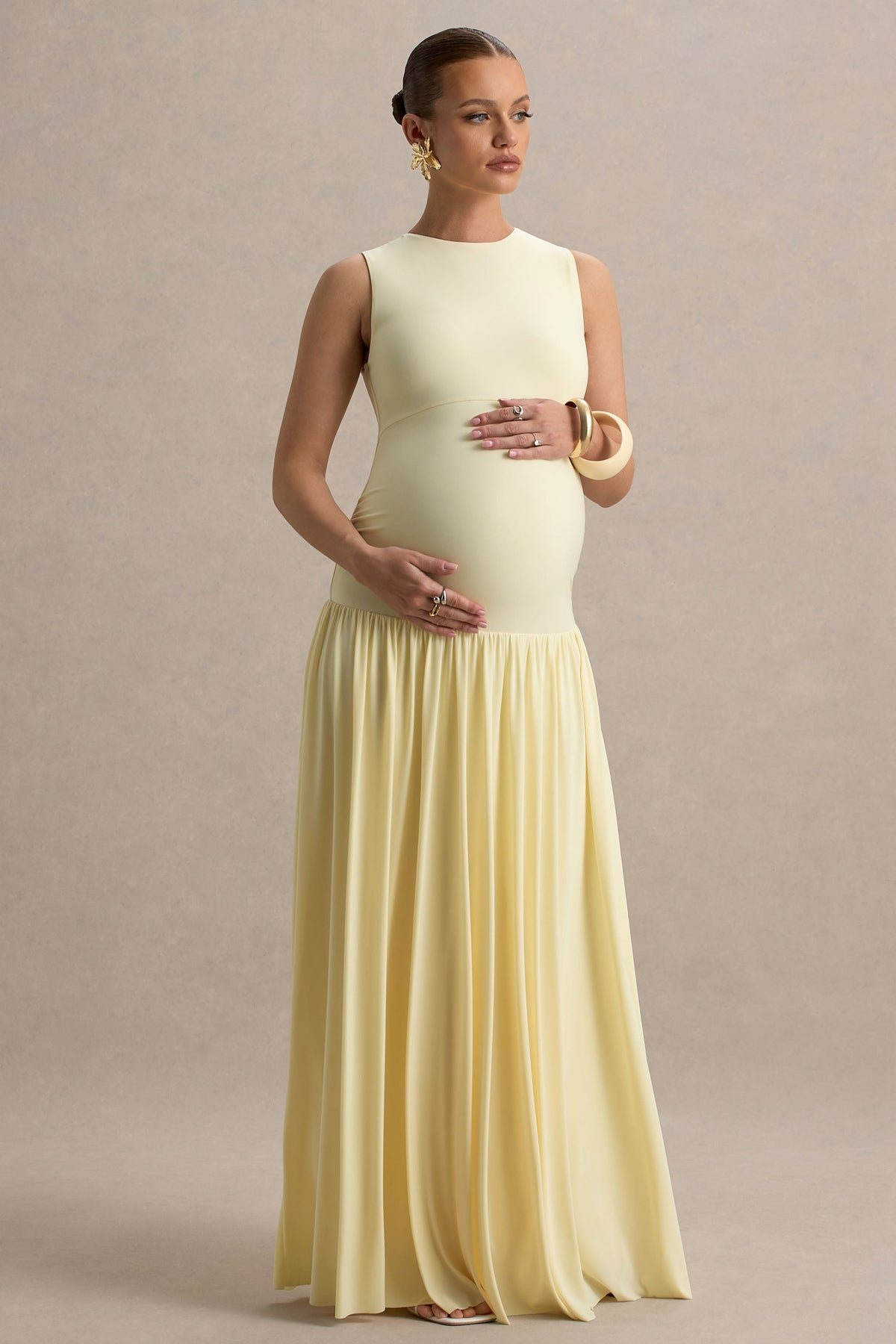 Outline | Zitronengelbes Umstands-Maxikleid mit hohem Kragen und drapiertem Rock